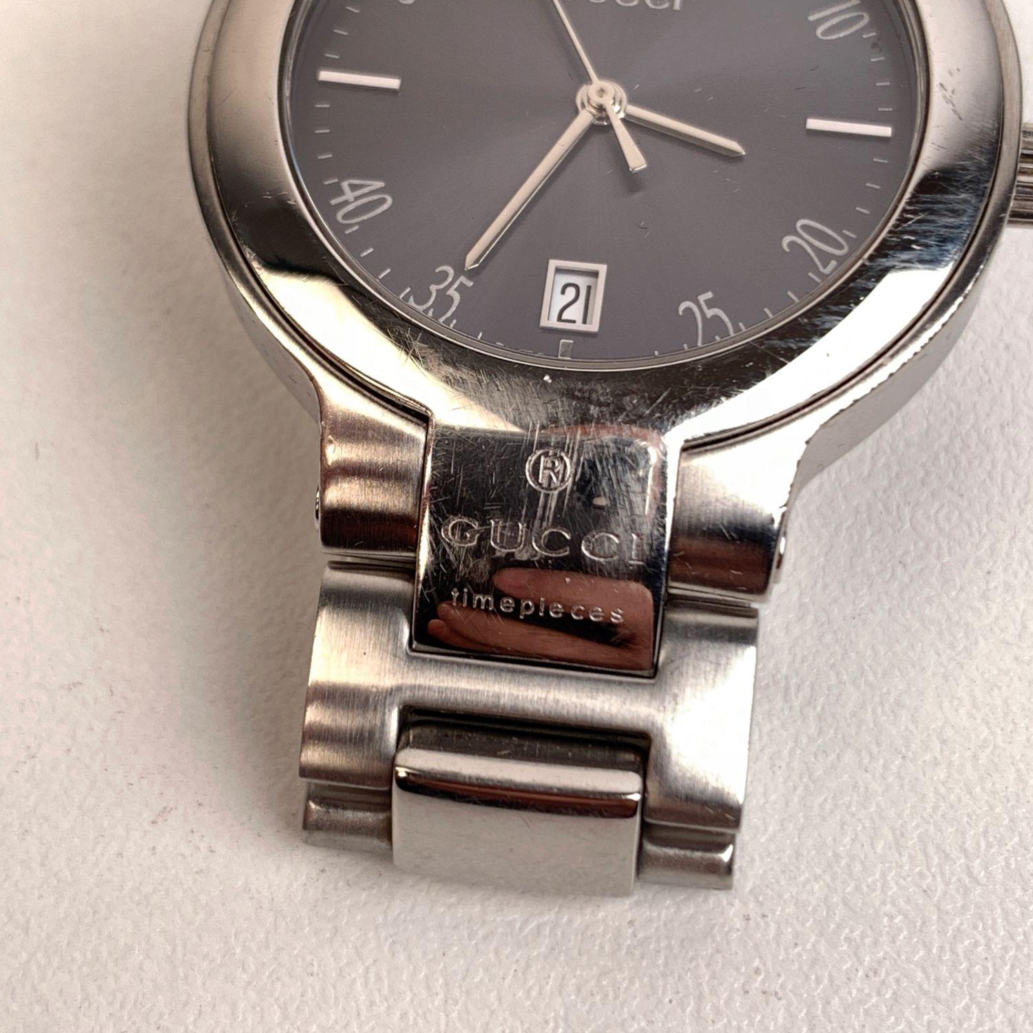 Gucci Stainless Steel Mod 8900 M Unisex Wrist Watch Black Dial In Excellent Condition In Rome, Rome