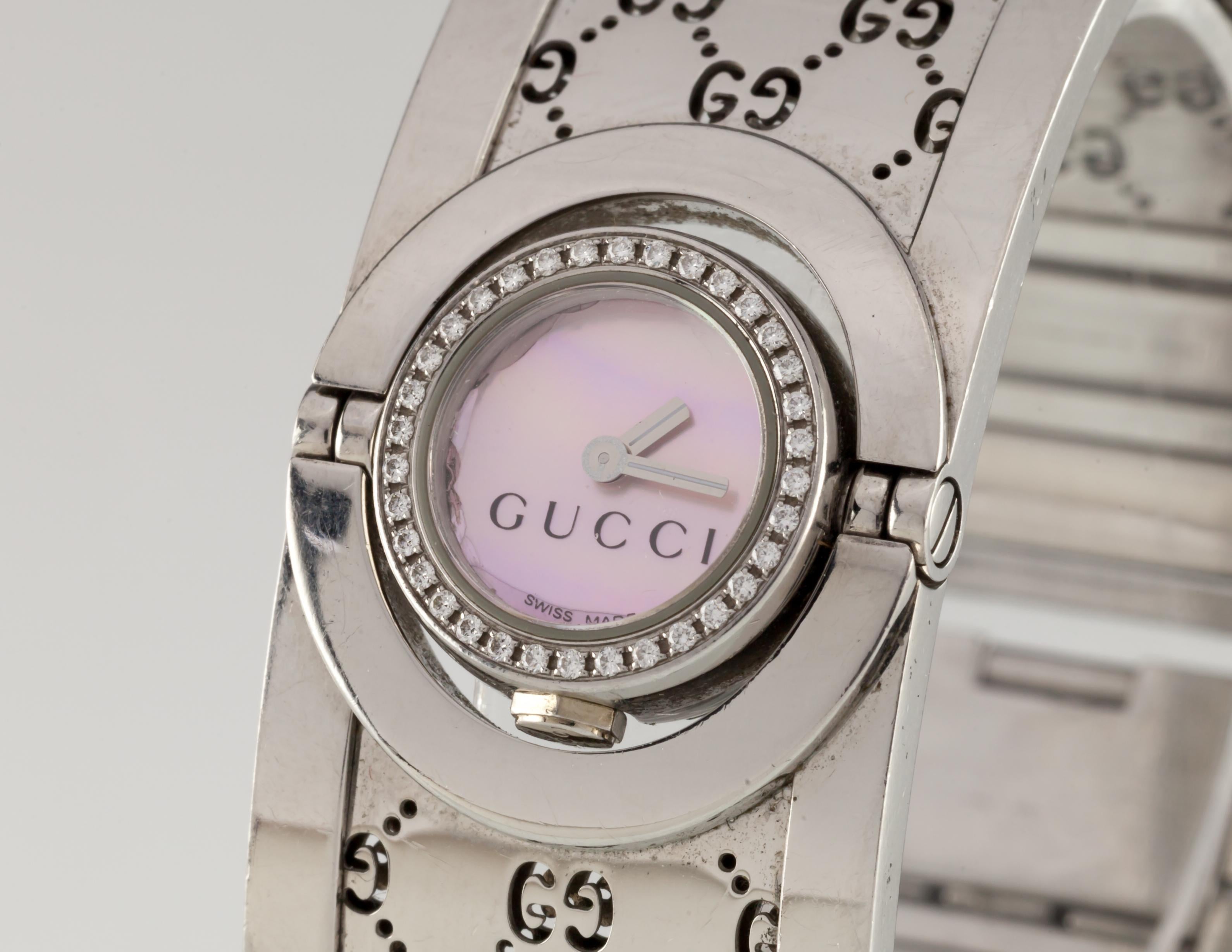Edelstahl-Twirl-Uhr von Gucci mit Diamanten und MOP-Zifferblatt mit Box und Papieren (Moderne) im Angebot