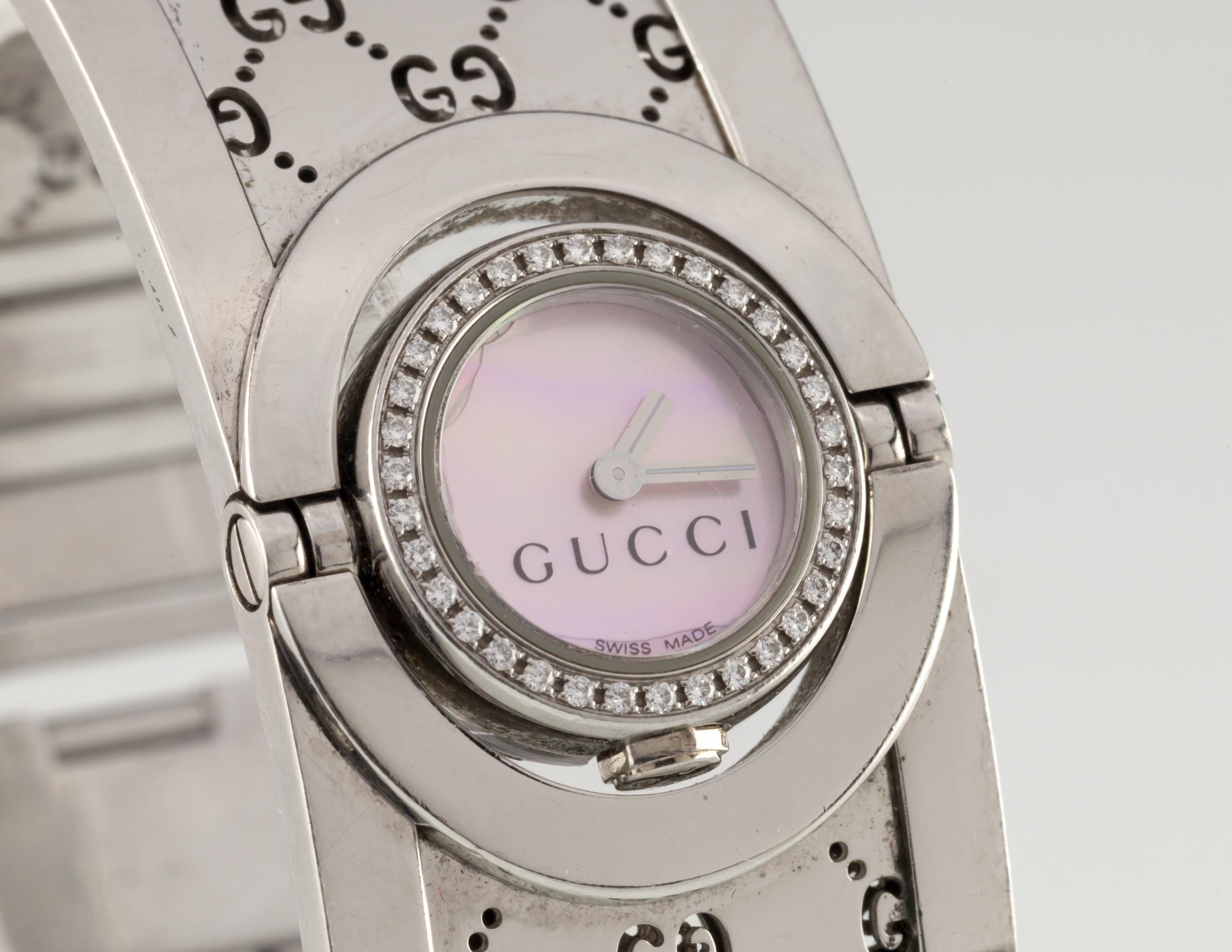 Edelstahl-Twirl-Uhr von Gucci mit Diamanten und MOP-Zifferblatt mit Box und Papieren (Rundschliff) im Angebot