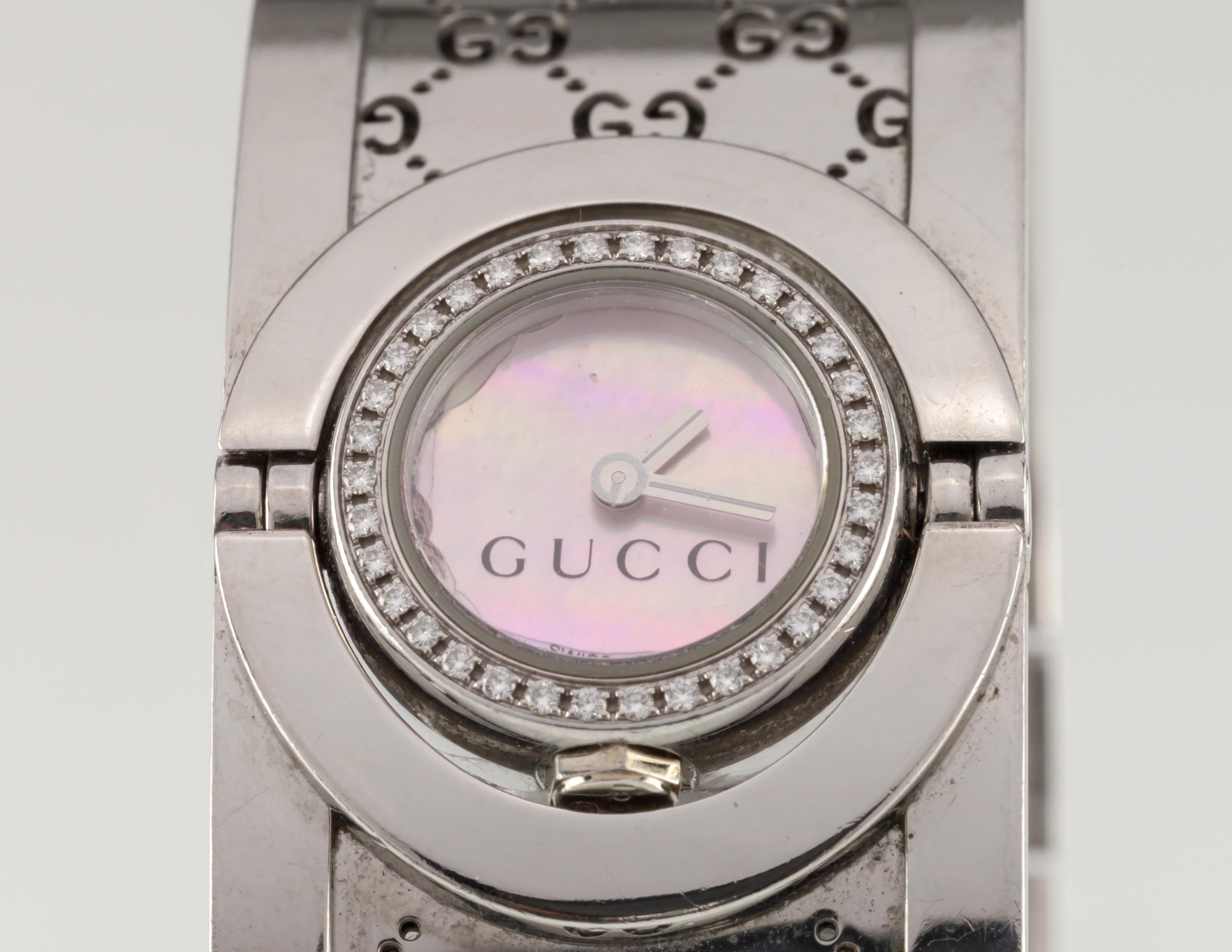 Edelstahl-Twirl-Uhr von Gucci mit Diamanten und MOP-Zifferblatt mit Box und Papieren im Zustand „Relativ gut“ im Angebot in Sherman Oaks, CA