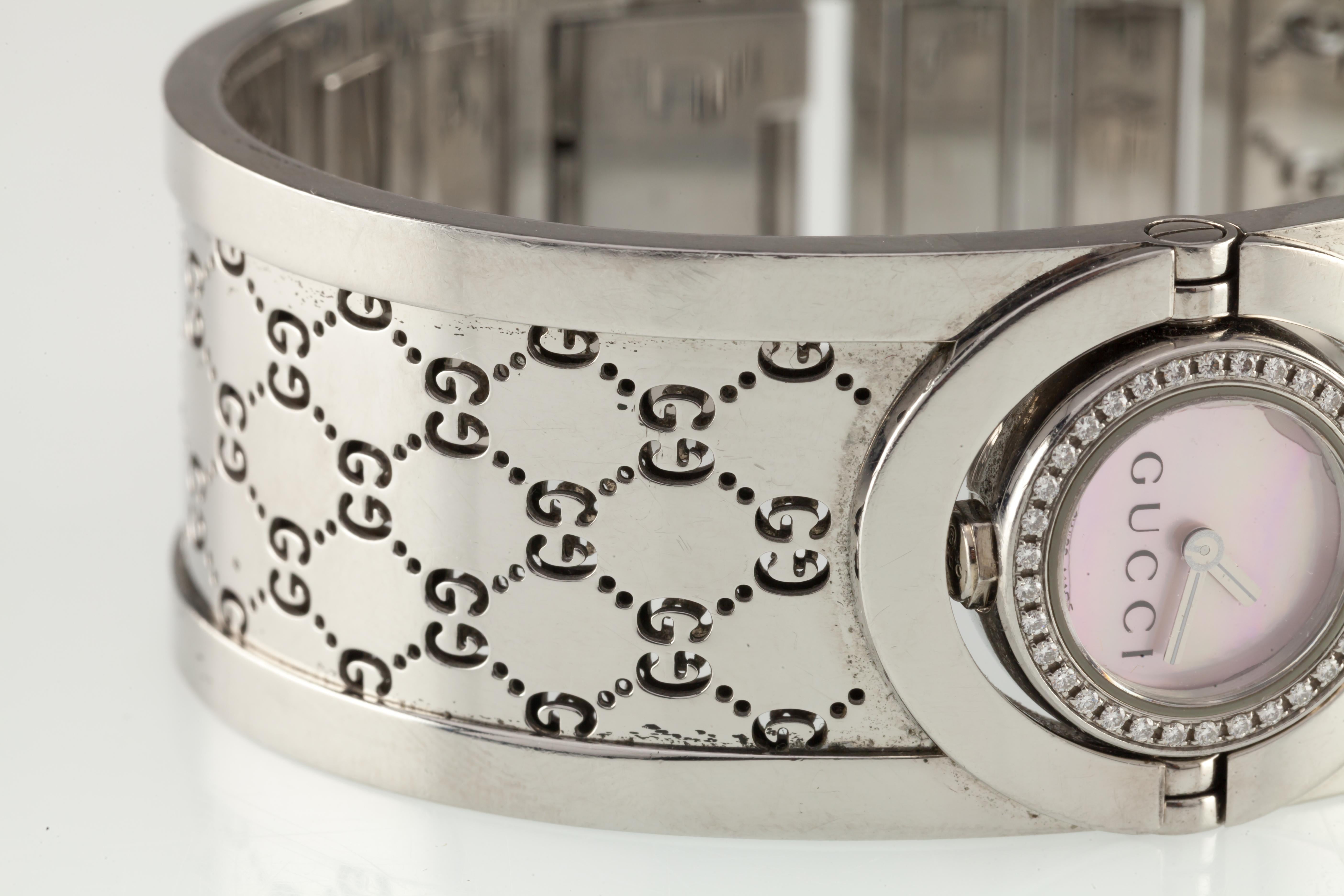 Edelstahl-Twirl-Uhr von Gucci mit Diamanten und MOP-Zifferblatt mit Box und Papieren Damen im Angebot