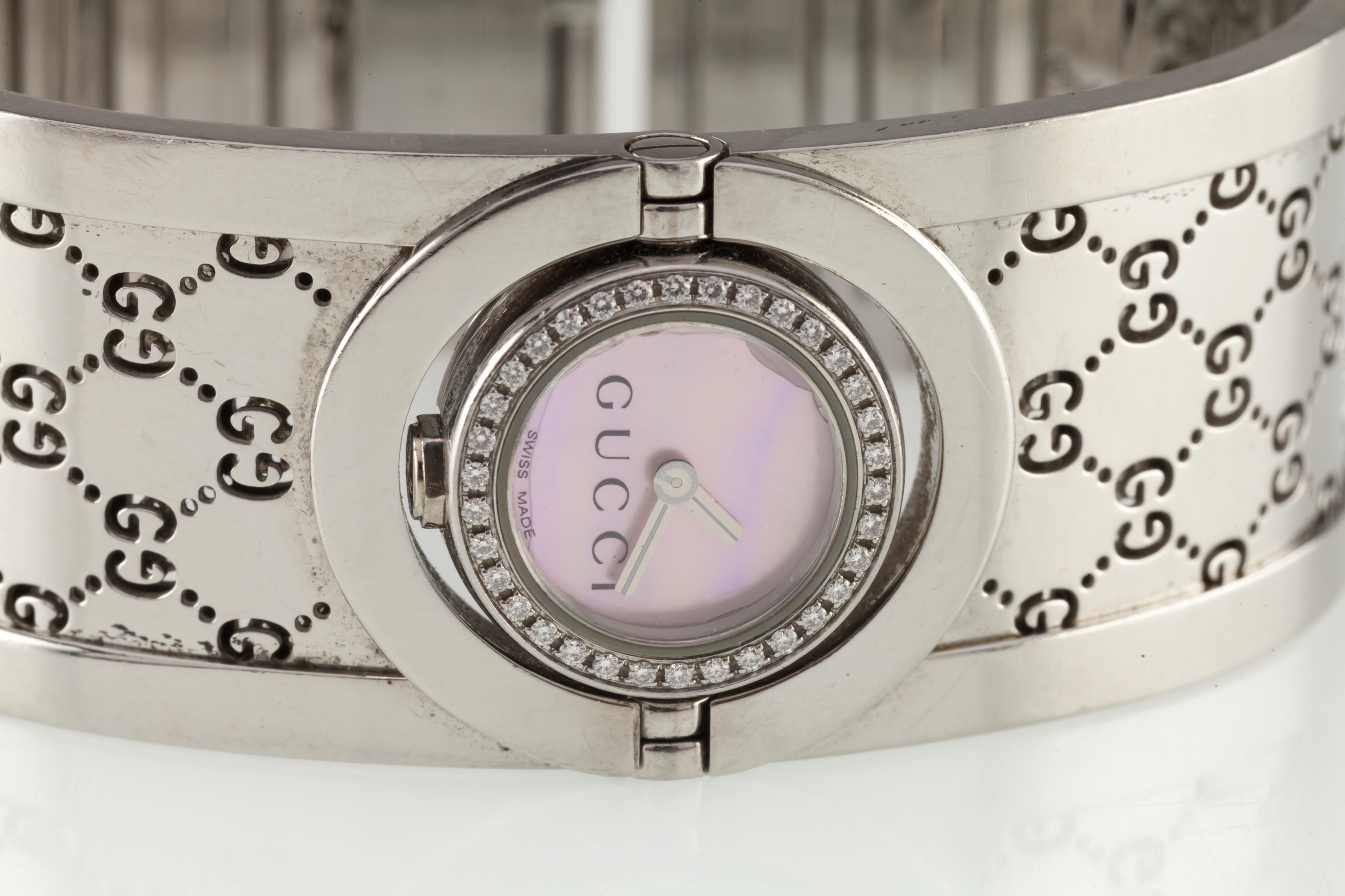 Edelstahl-Twirl-Uhr von Gucci mit Diamanten und MOP-Zifferblatt mit Box und Papieren im Angebot 2