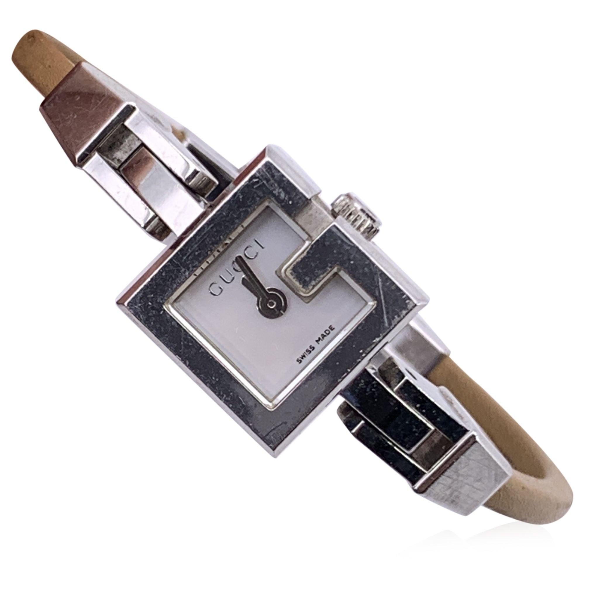 Minimalismo esculpido: Reloj de pulsera Gucci Modelo 102 para mujer Atrevido en su sencillez, este reloj de pulsera Gucci Modelo 102 para mujer es un silencioso icono del diseño moderno. Con la inconfundible caja cuadrada de acero inoxidable en