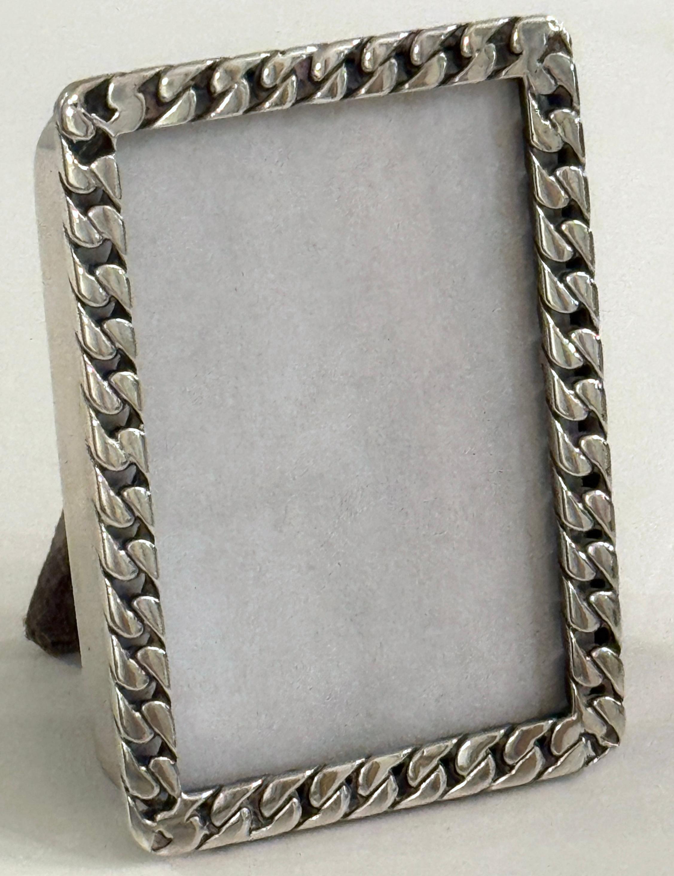 Gucci Bilderrahmen aus Sterling mit Kettengliedern, um 1980

Gucci, Hergestellt in Italien, Sterling, .925

Ein exquisiter Gucci Sterling Silber Kettenglied Bilderrahmen, hergestellt in Italien um 1980. Dieses winzige, aber hochkarätige Stück ist