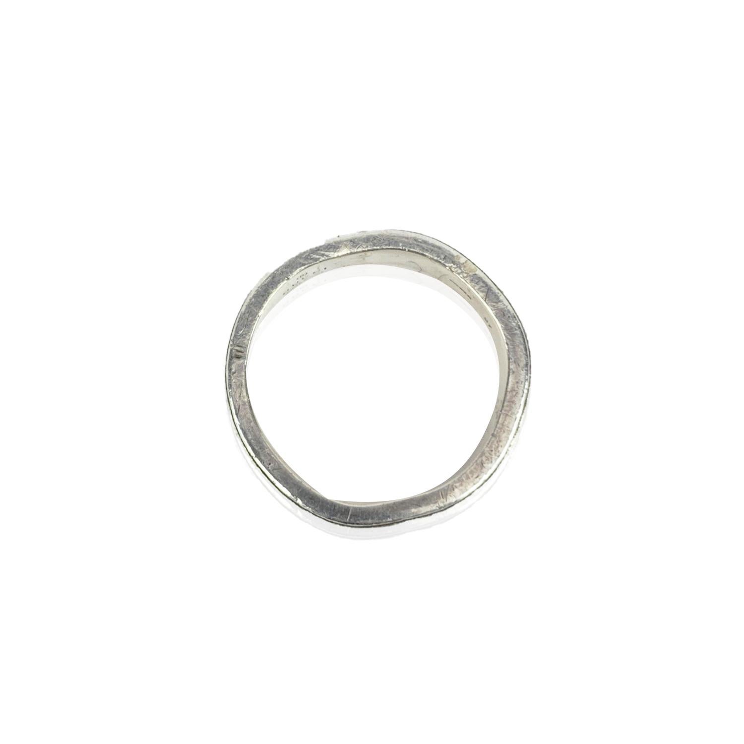 Gucci sterling silver 'Made in Italy by Gucci' band ring . GG - Gucci logo. 'Ar 925' hallmark engraved internally. 'Gucci - Made in italy' engraved internally. Size: 27 (it should correspond to a size 11.5 US). Max width:7 mm.


Condition

A -
