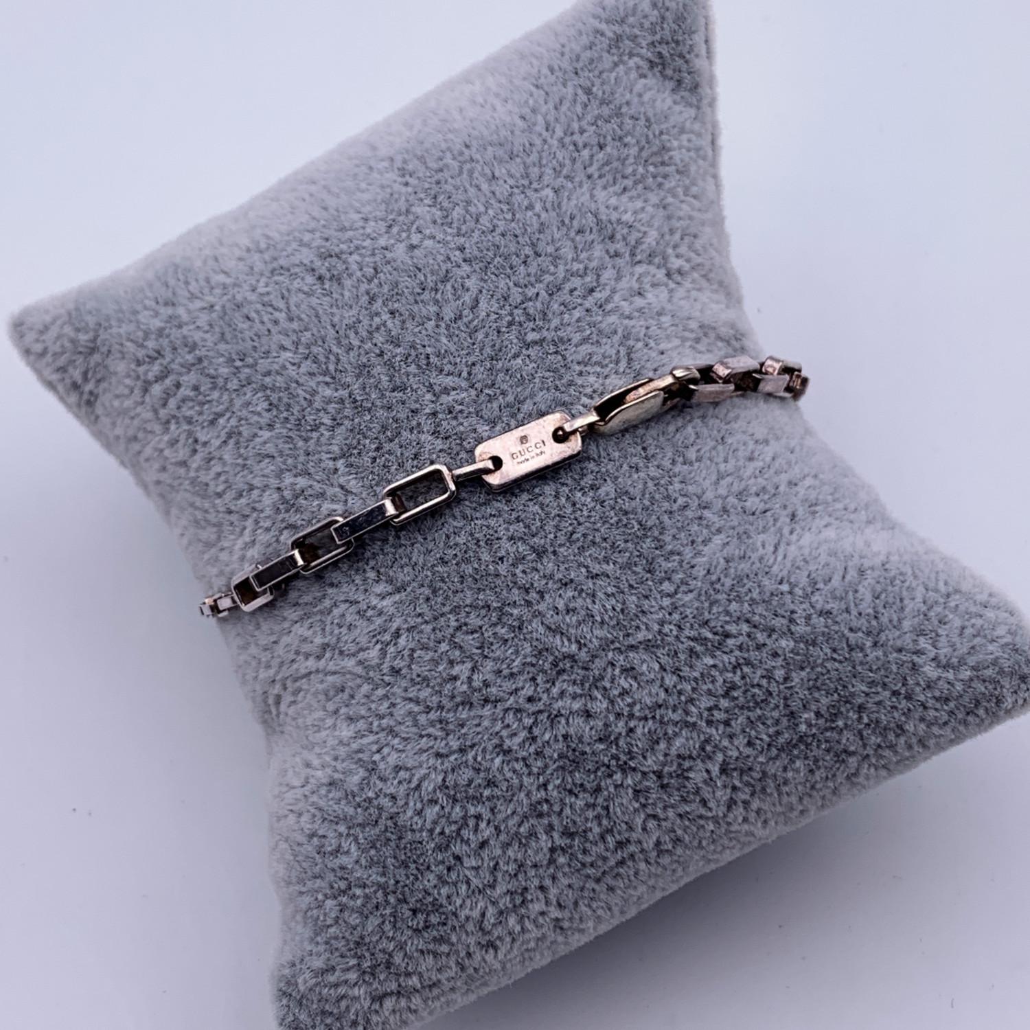 Classic Rectangle Chain link bracelet by Gucci. Made in sterling silver. 'Gucci - Made in Italy' plate in the center with engraved '925' hallmark on its reverse. Lobster closure. Total length: 6.75 inches - 17.2 cm

Condition

A - EXCELLENT

Gently