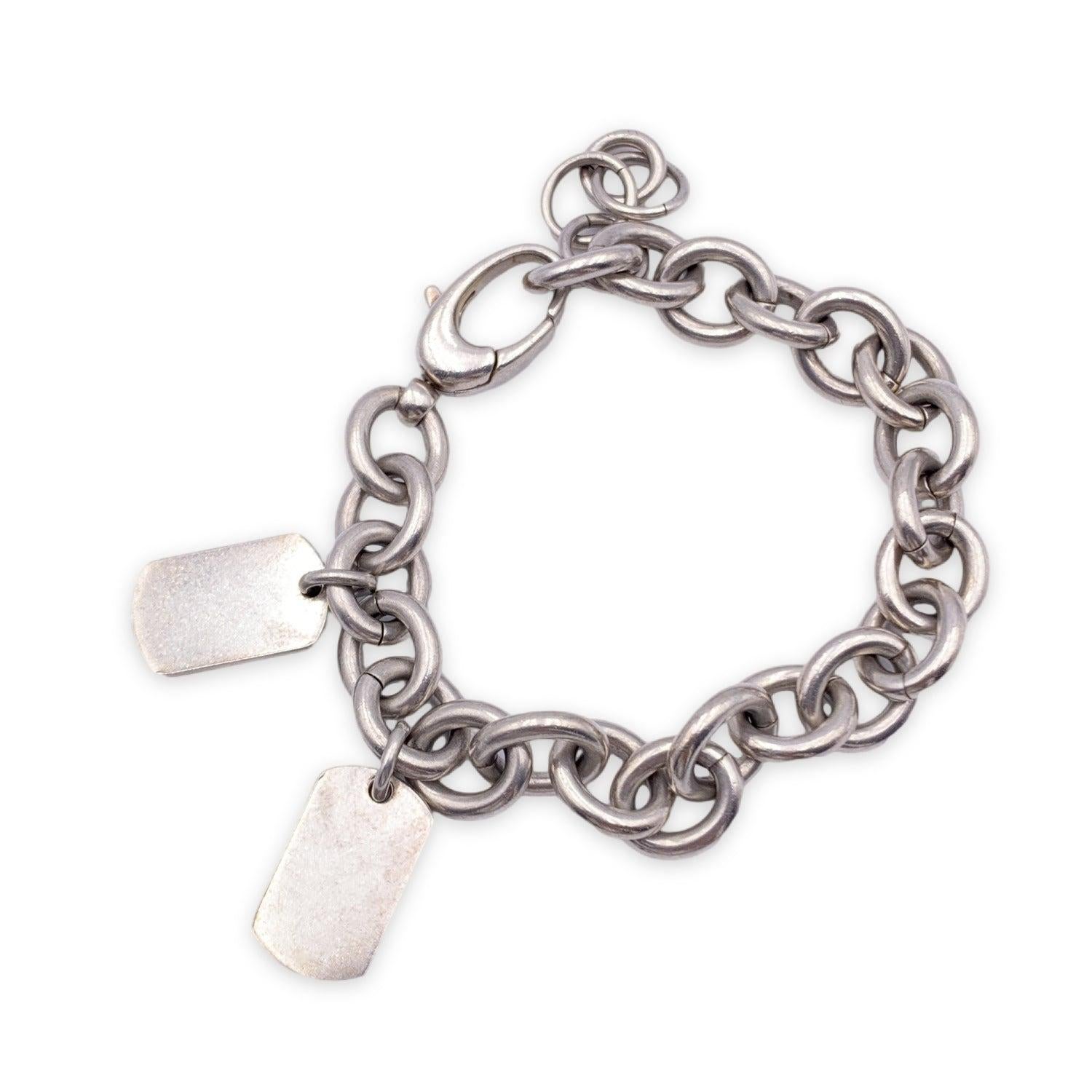 Klassisches Gliederarmband mit Rollokette von Gucci. Hergestellt aus Sterlingsilber. 2 kleine Charmes mit eingraviertem 