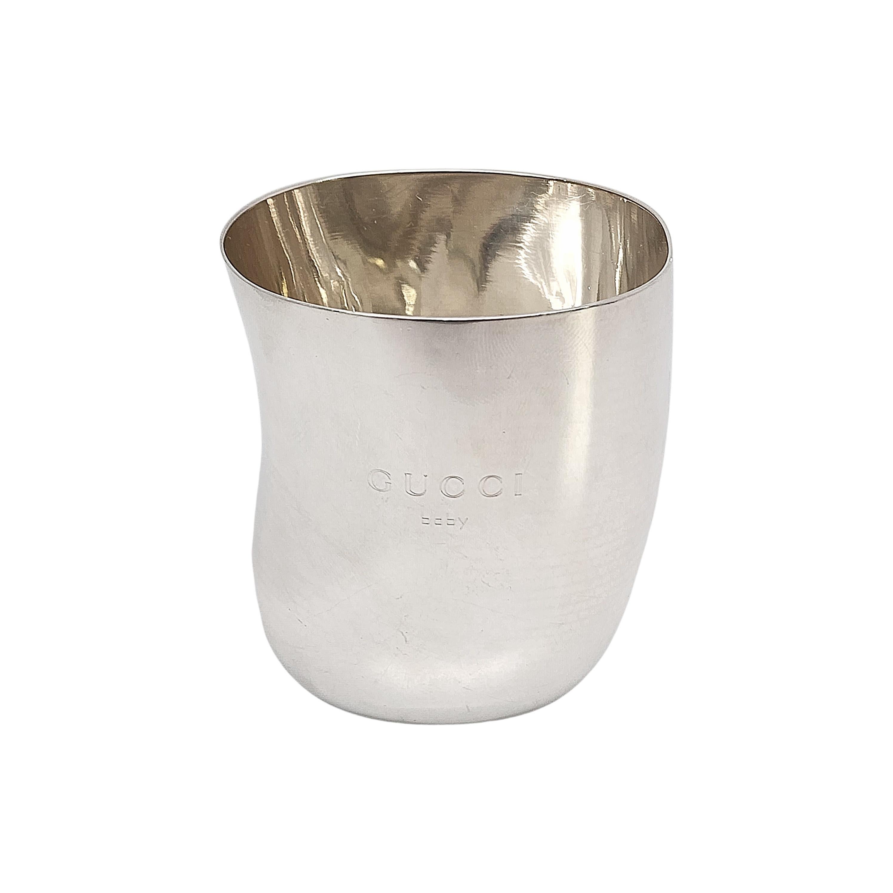 Vintage Gucci sterling silver baby cup.

Pas de monogramme

Datant de l'époque Tom Ford chez Gucci, vers les années 1990, ce gobelet pour bébé est gravé de l'inscription 