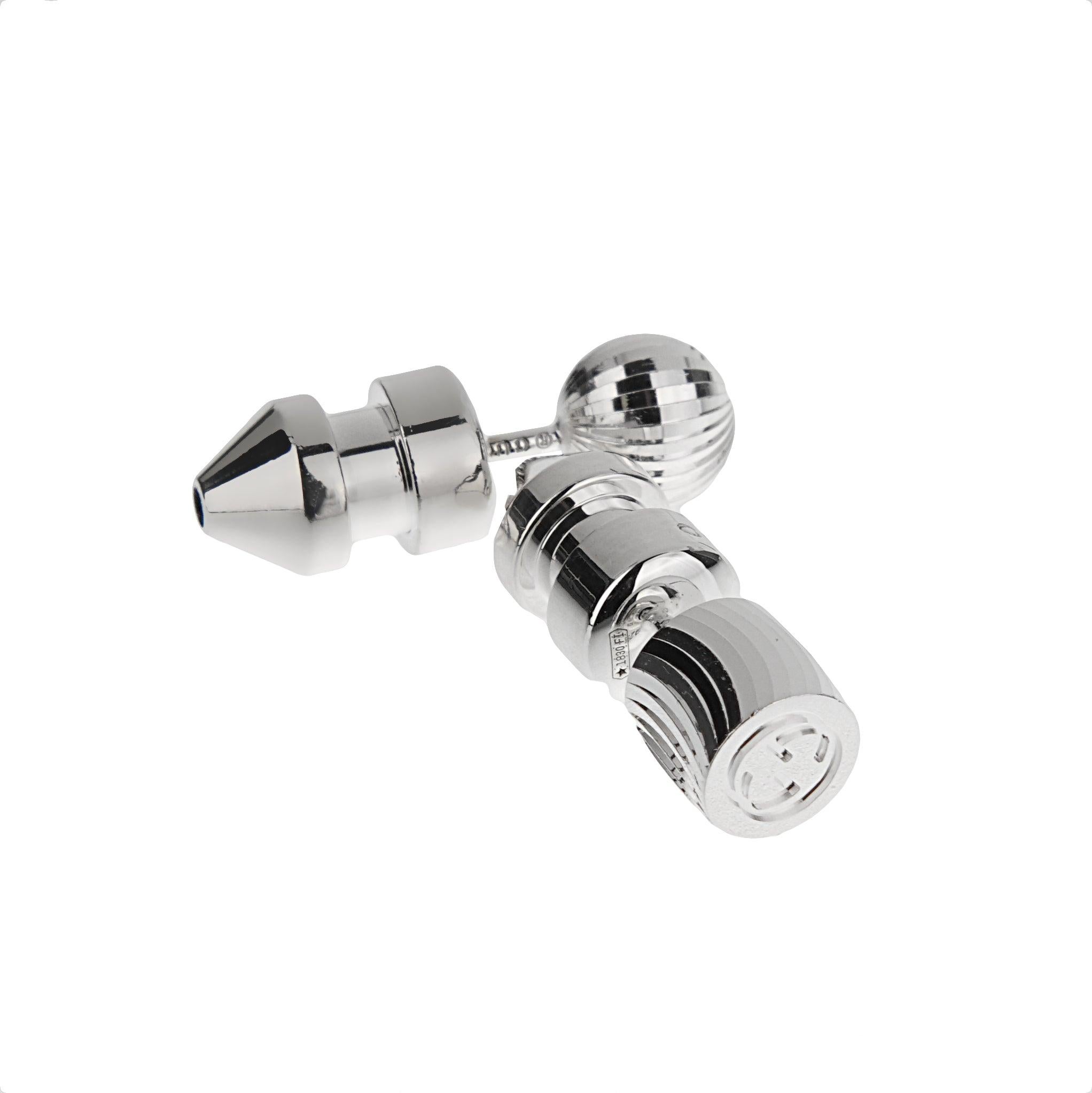 Questi orecchini a perno in argento Sterling Boule G Logo Mismatch di Gucci sono un'audace rivisitazione di un design classico.

Gioielli di lusso e distinti.

Realizzato in argento 925 scintillante.

Include la nostra confezione