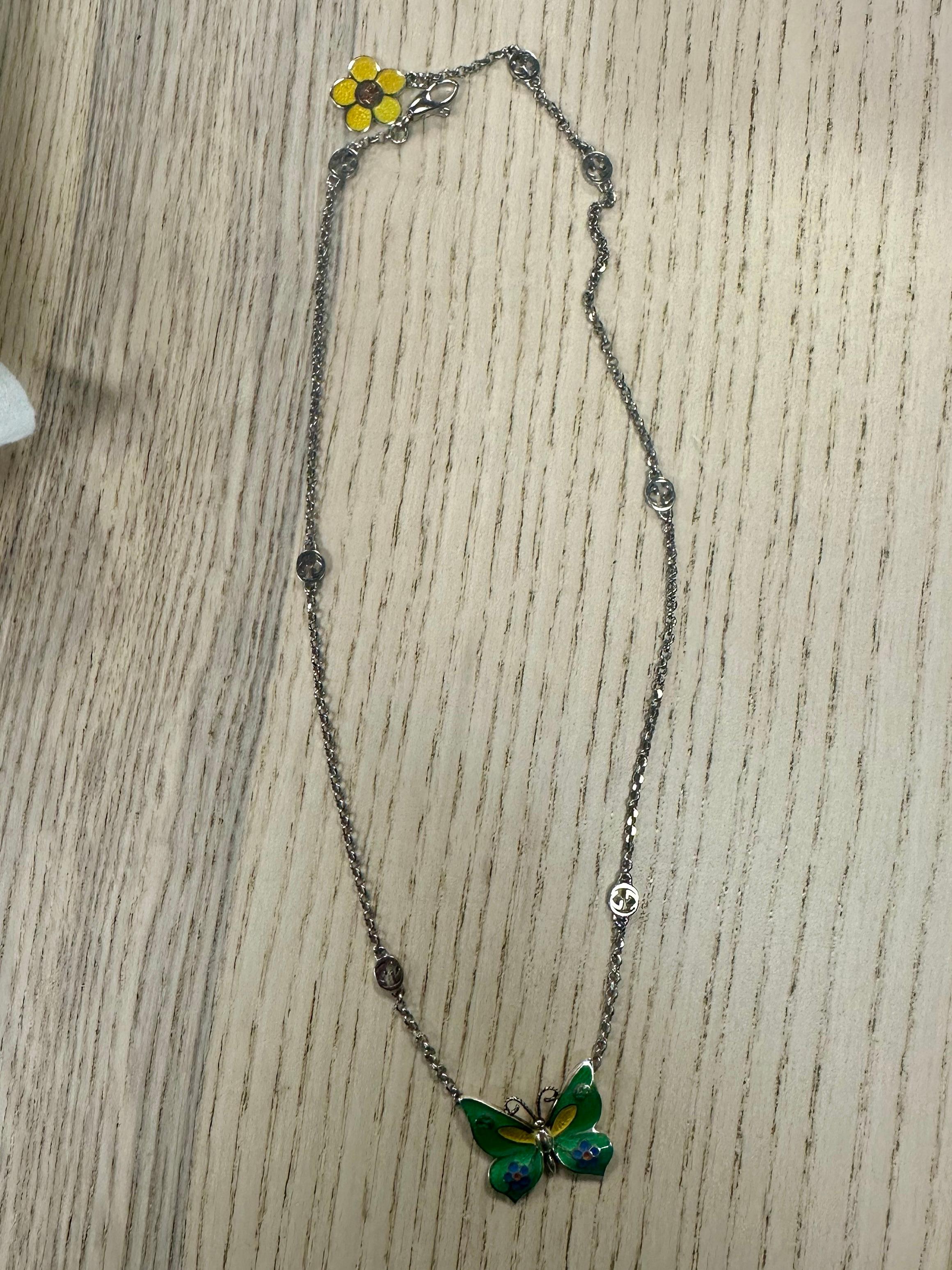 GUCCI STERLING SILVER BUTTERFLY PENDANT NECKLACE GREEN

The necklace is crafted of sterling silver and features a green butterfly charm accented with enamel.

Color: silver with green butterfly
Material: sterling silver
Serial: 679988 J89B4
Marks: