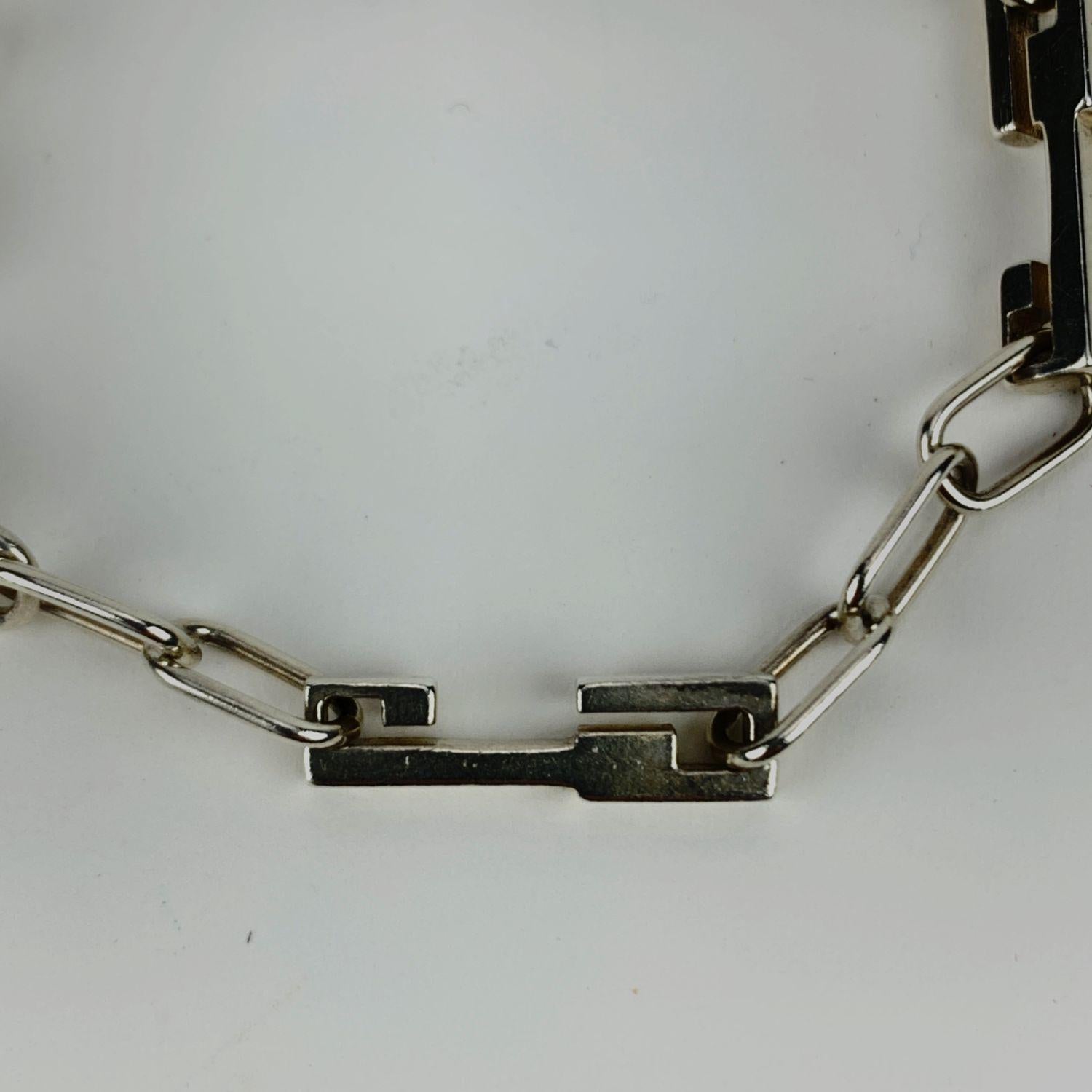 Classic chain bracelet by Gucci. Made in sterling silver. Lobster closure. Total length: 7 inches - 17,8 cm. 'Gucci made in Italy' engraved on the closure

Condition

A - EXCELLENT

Gently used. Light surface scratches due to normal use. Please,