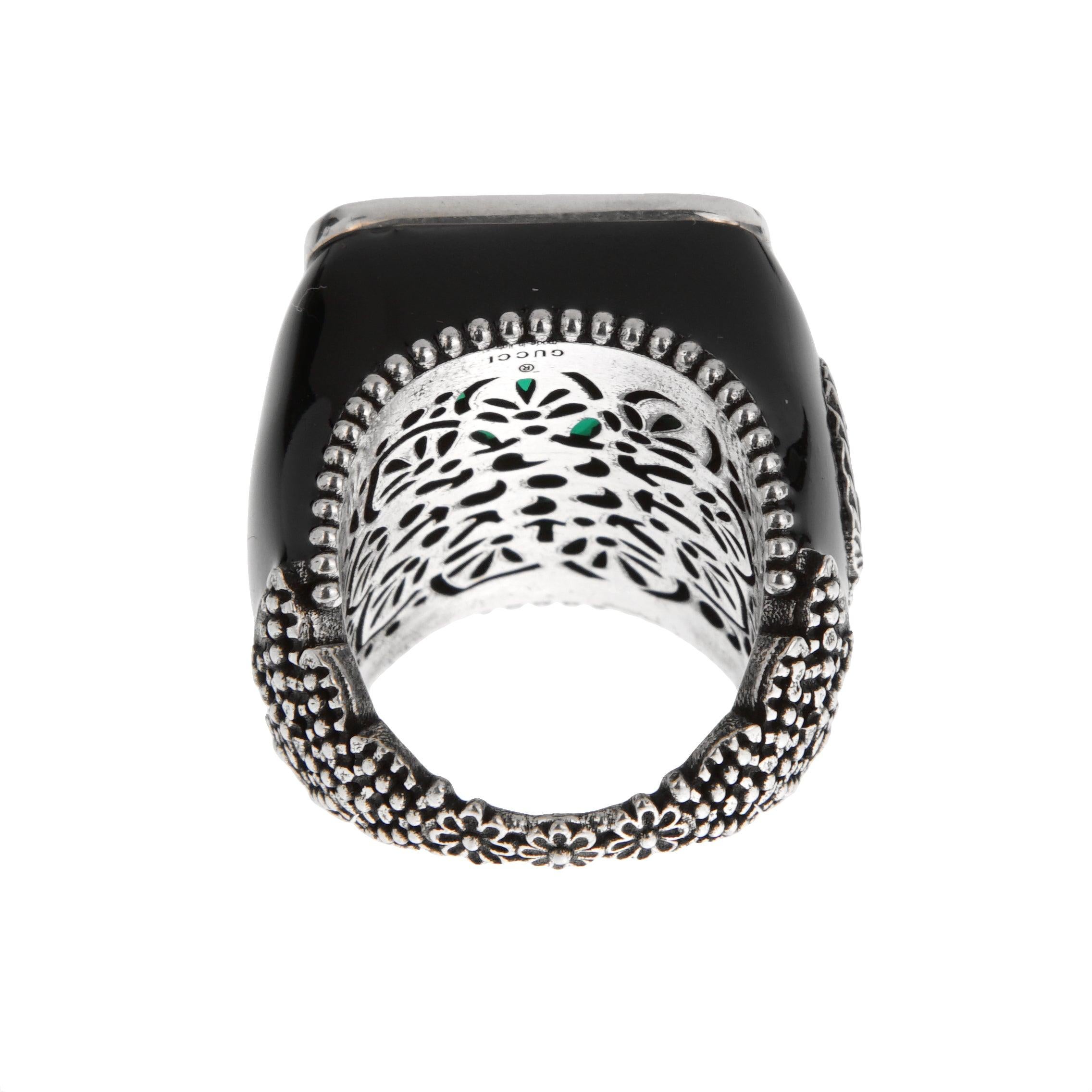Ein Gucci Cocktail-Ring aus Sterlingsilber mit einem strahlend klaren Kristall im Prinzess-Schliff, umgeben von einem Kranz aus Pavé-Steinen. Der Ring ist aus poliertem Sterlingsilber gefertigt und mit schwarzer Emaille und dem Gucci-Lorbeer-Wappen