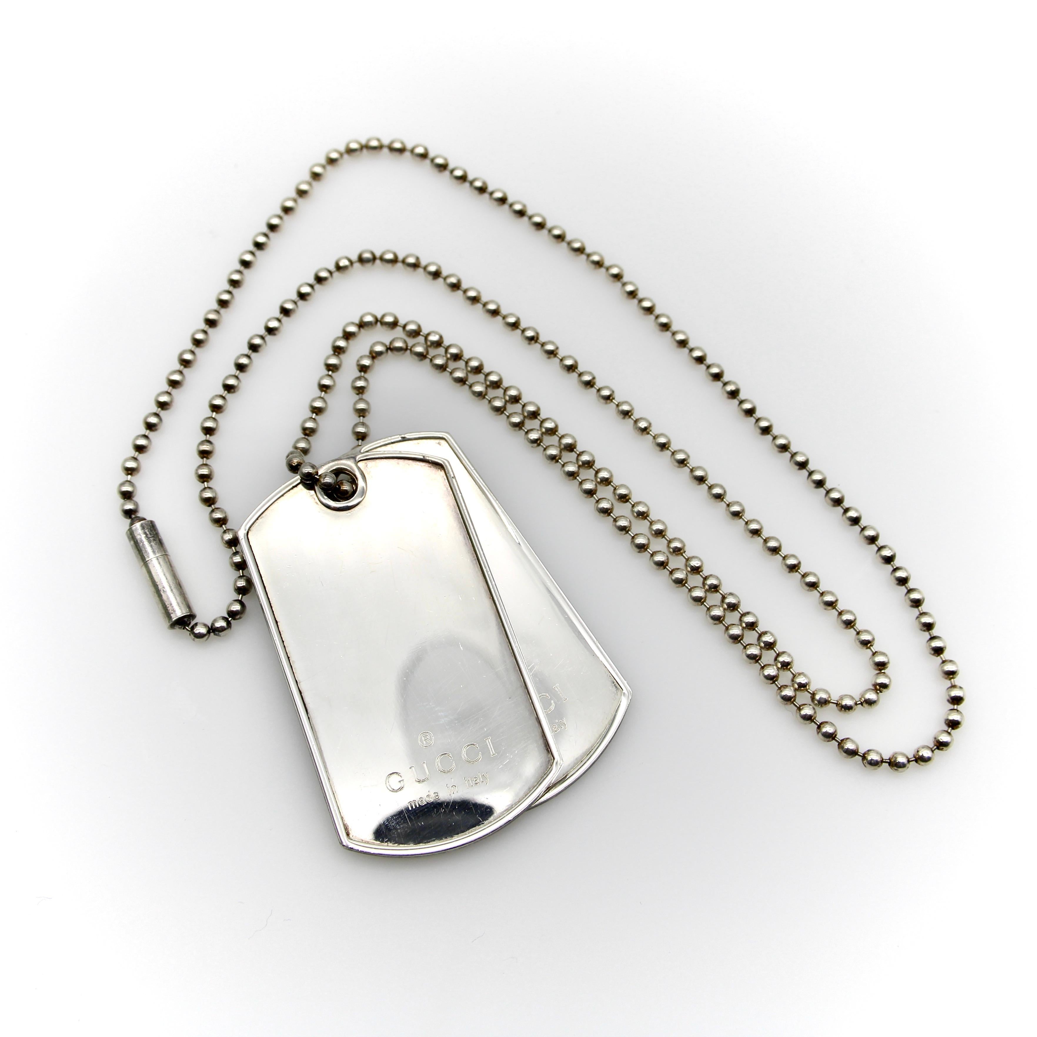 Questi ciondoli in argento sterling sono ispirati alle piastrine militari che i soldati indossano per identificarsi. La tradizione negli Stati Uniti risale alla Guerra Civile e le piastrine si sono evolute in forma, dimensioni e stile molte volte