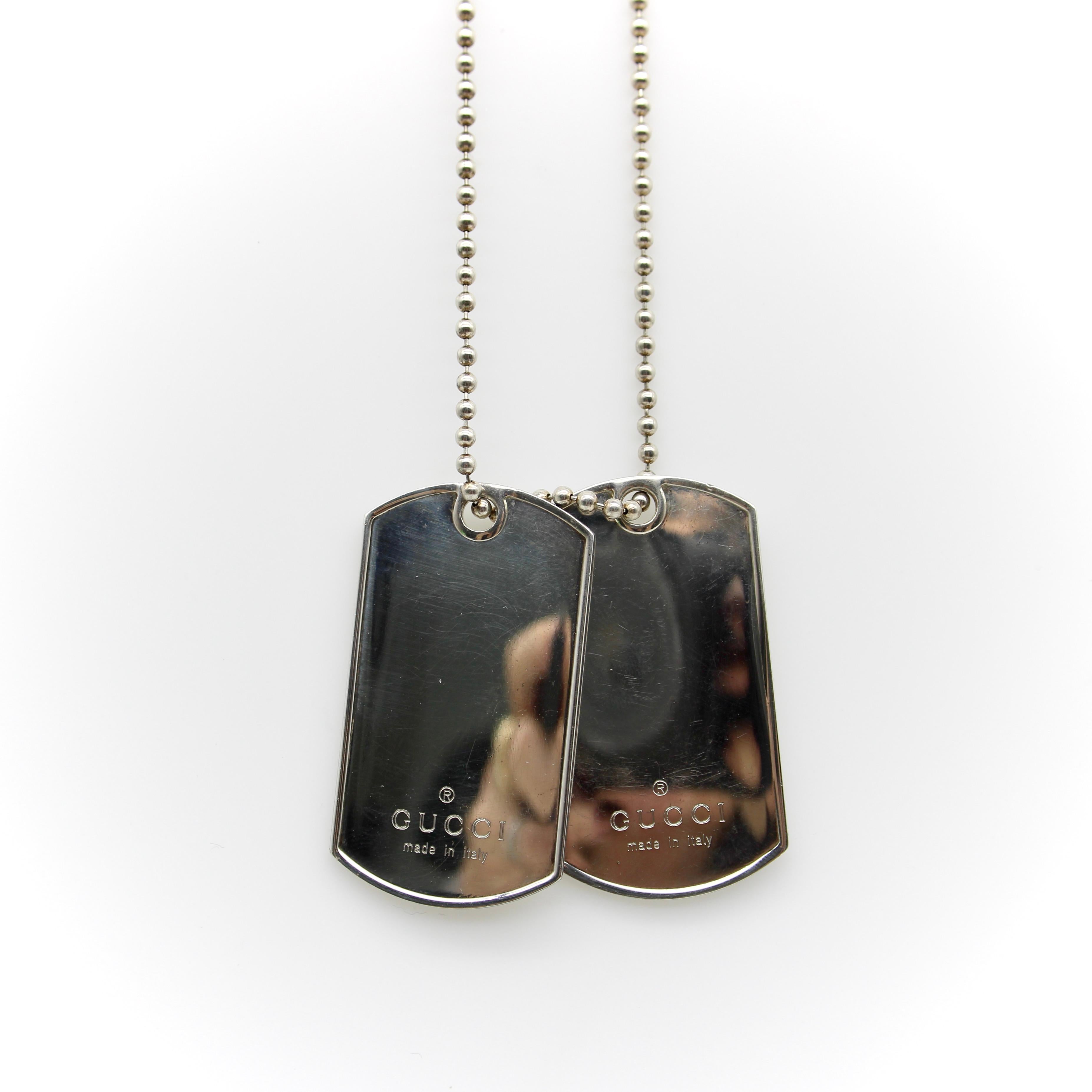 Moderno Collana con doppia medaglietta di Gucci in argento sterling in vendita