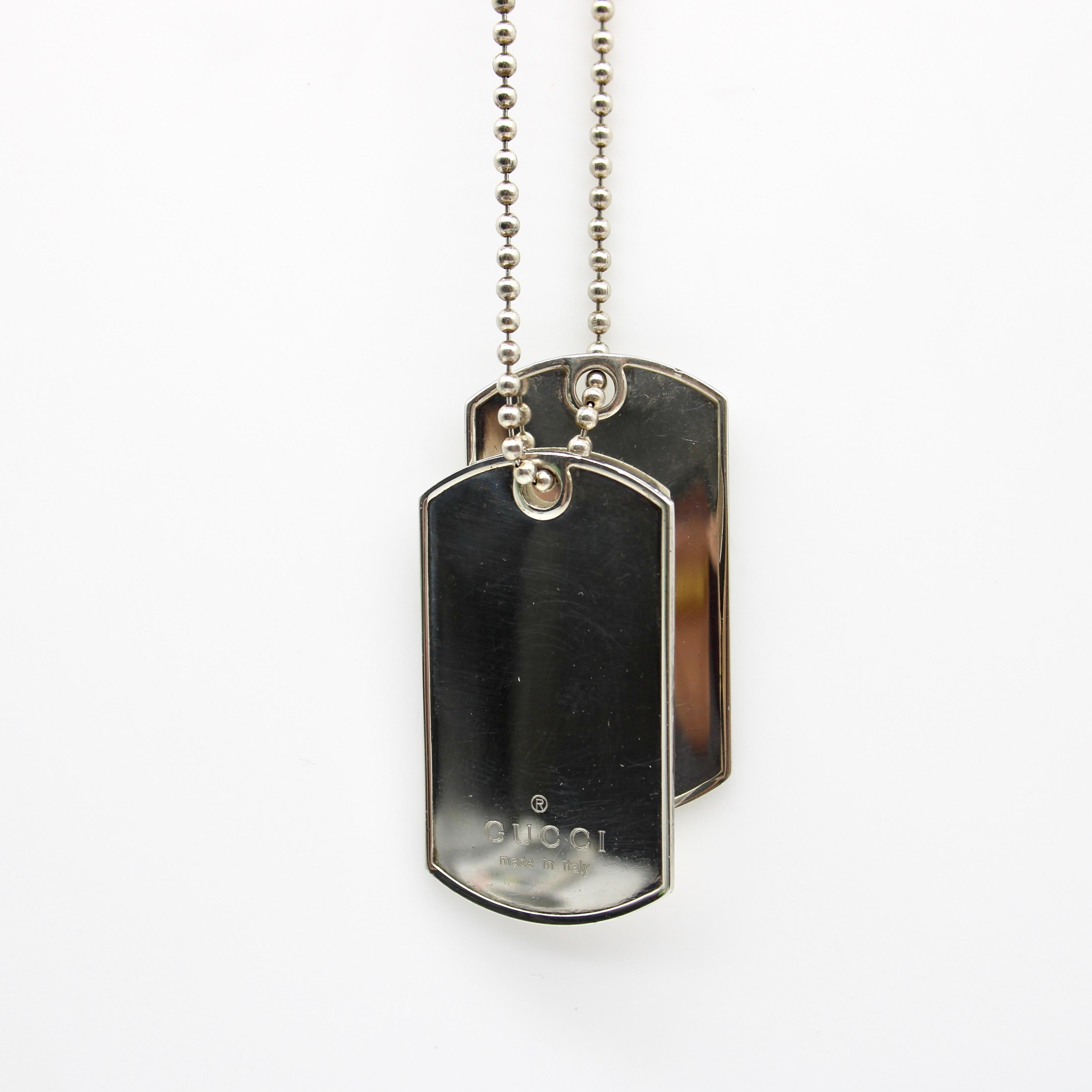 Collana con doppia medaglietta di Gucci in argento sterling In condizioni buone in vendita a Venice, CA