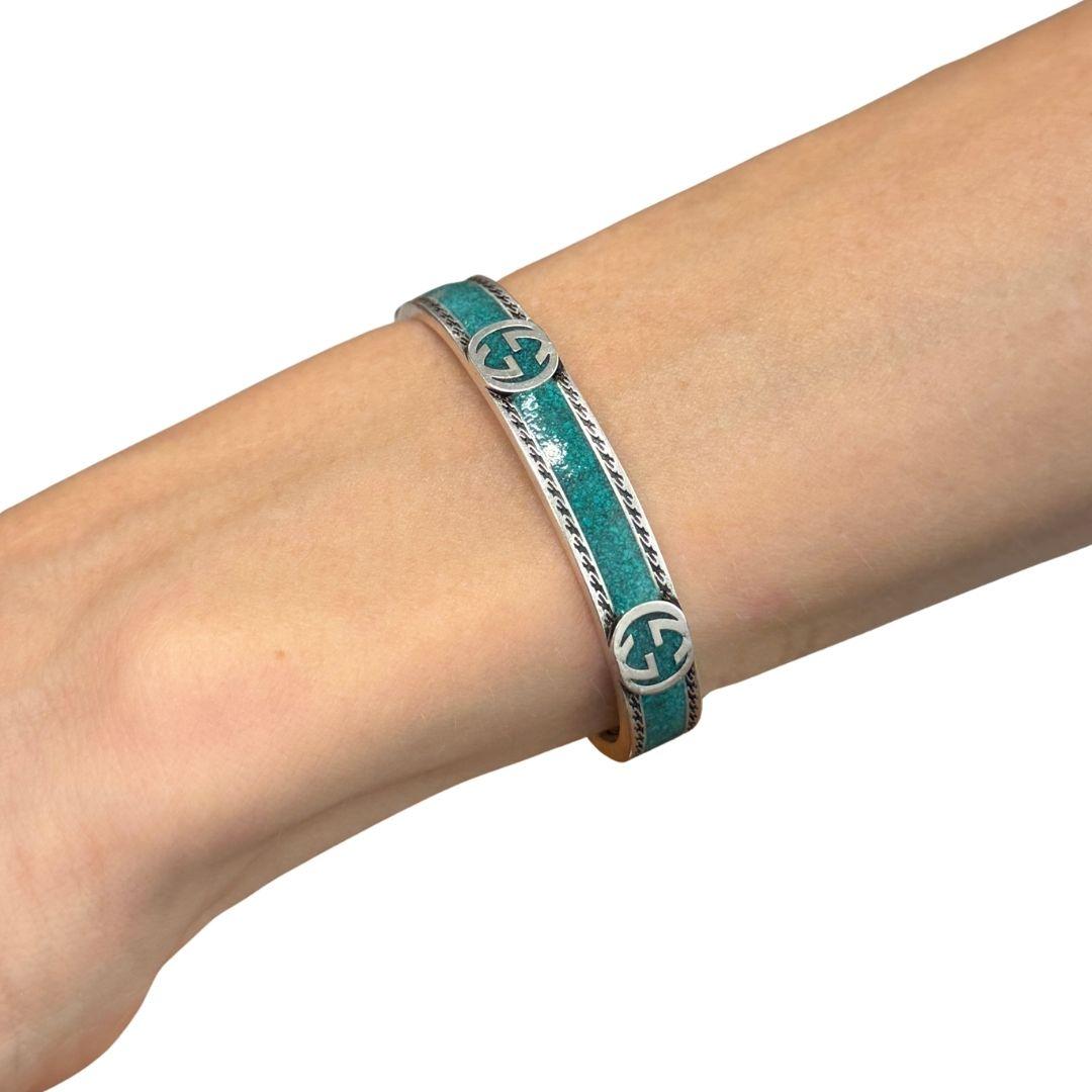 Brazalete Gucci de plata de ley con esmalte y una G entrelazada en venta 8