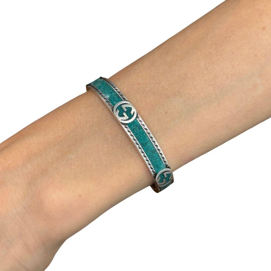 Brazalete Gucci de plata de ley con esmalte y una G entrelazada en Excelente estado para la venta en Beverly Hills, CA