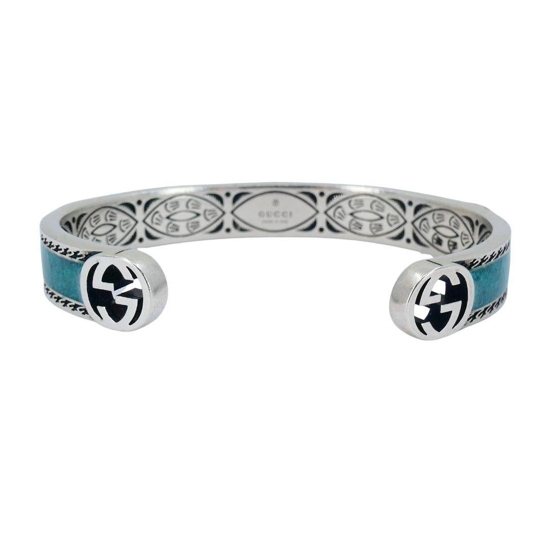 Brazalete Gucci de plata de ley con esmalte y una G entrelazada en venta 2