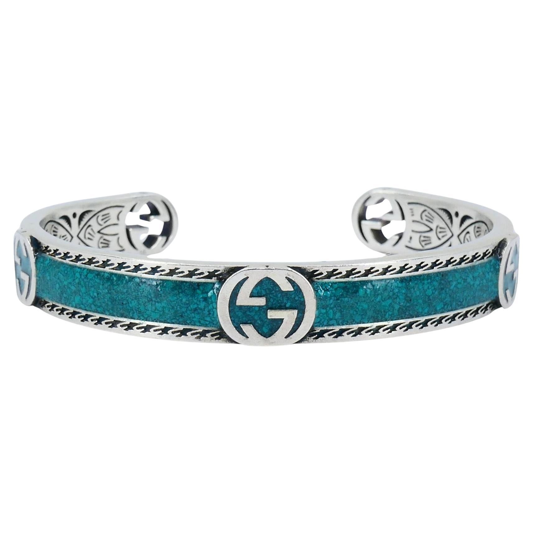 Brazalete Gucci de plata de ley con esmalte y una G entrelazada en venta