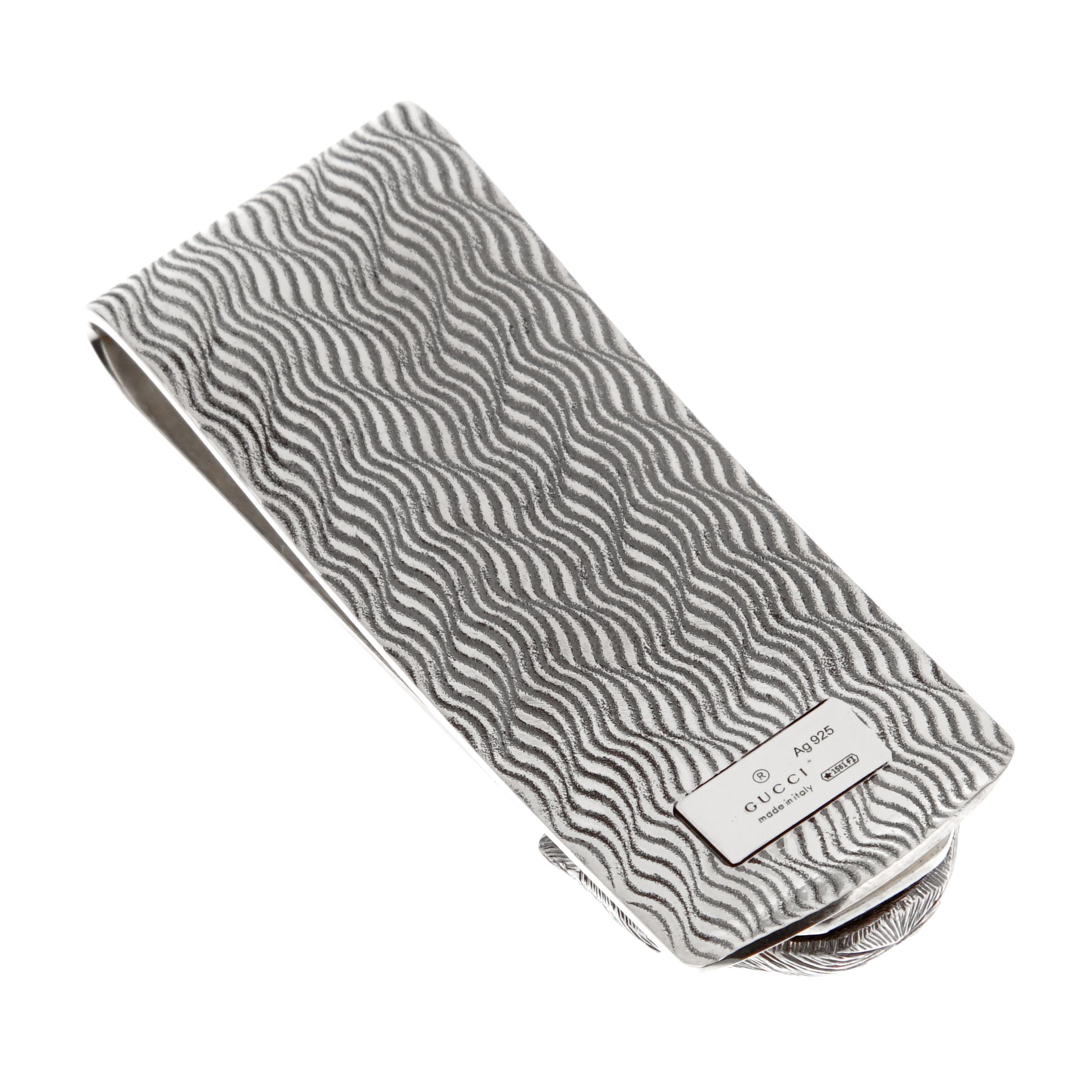 Zeigen Sie Ihre Individualität mit dieser fantasievollen Gucci-Geldklammer aus Sterlingsilber mit Katzenmotiv, einem raffinierten Accessoire, das den Alltag aufwertet. Das in Italien fachmännisch gefertigte Stück zeigt ein kunstvoll modelliertes