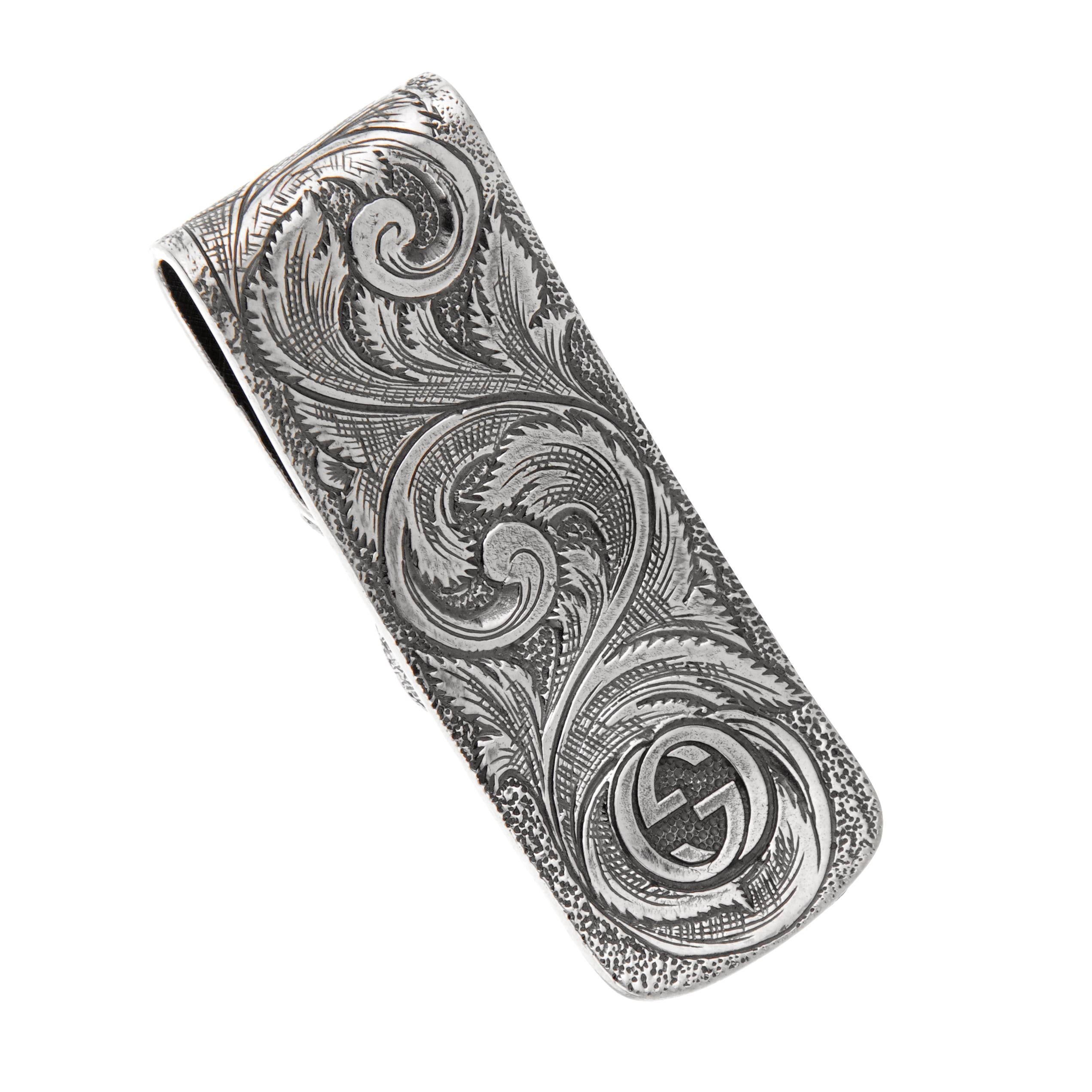 Mit dieser fesselnden Gucci-Geldklammer aus Sterlingsilber mit Katzenmotiv, einem wahren Kunstwerk, das reiche Symbolik mit kunstvoller Handwerkskunst verbindet, können Sie Ihre wilde Eleganz zum Ausdruck bringen. Diese in Italien gefertigte