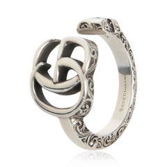 A. Silver di Gucci Anello GG Marmont con motivo a chiave