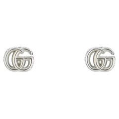 Pendientes Gucci de plata de ley con el logotipo GG Marmont YBD770758001