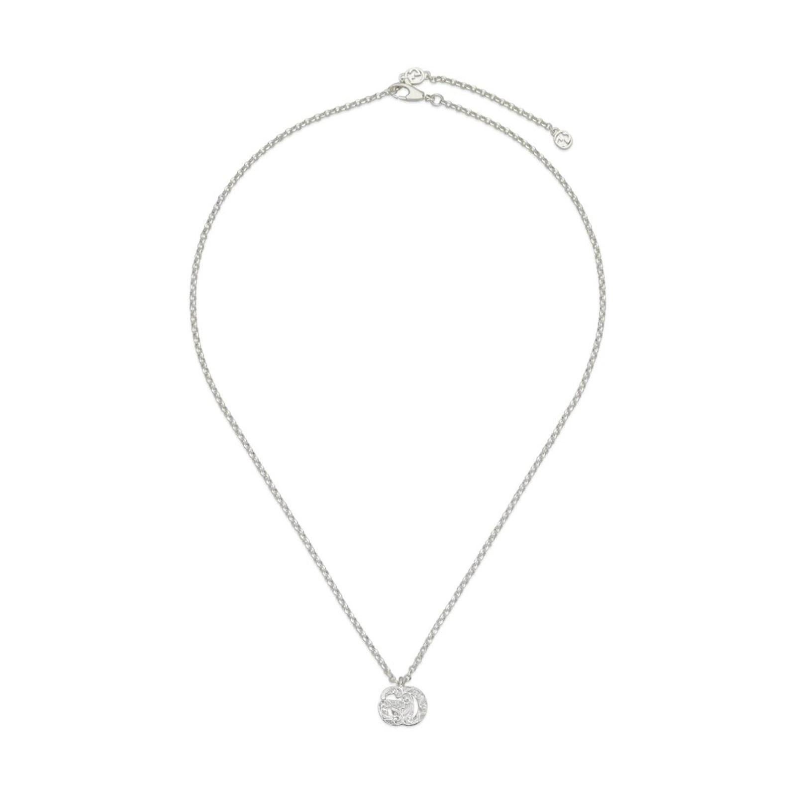 L'emblema della doppia G, immediatamente riconoscibile, è al centro di questa collana minimal come un delicato charme. Il simbolo distintivo è realizzato in argento sterling 925 con un contorno liscio.

Chiusura a moschettone con doppia