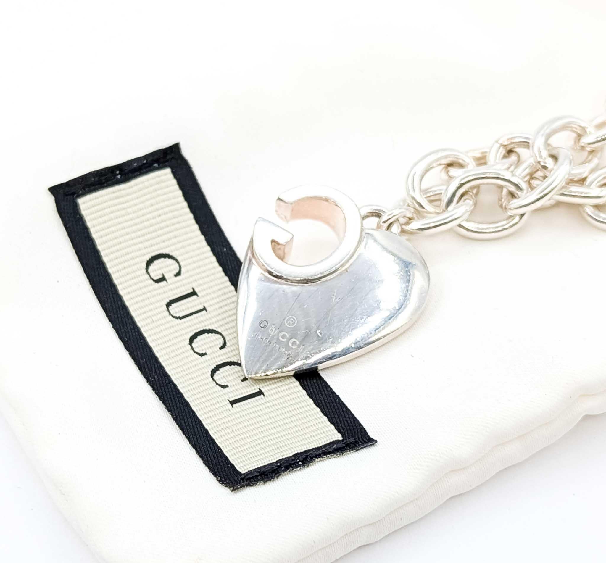 Bracciale A Link con Charm a forma di cuore in argento 925 di Gucci In condizioni ottime in vendita a Bloomington, MN