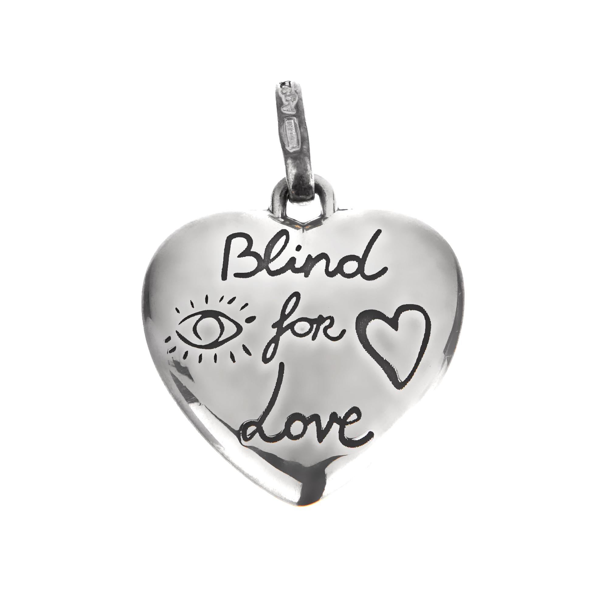 Romantico e stravagante, questo ciondolo a forma di cuore in argento Sterling di Gucci cattura l'essenza del lusso poetico con un tocco di fascino vintage. Questo ciondolo reversibile, dalla forma di un morbido cuore, è inciso su un lato con una