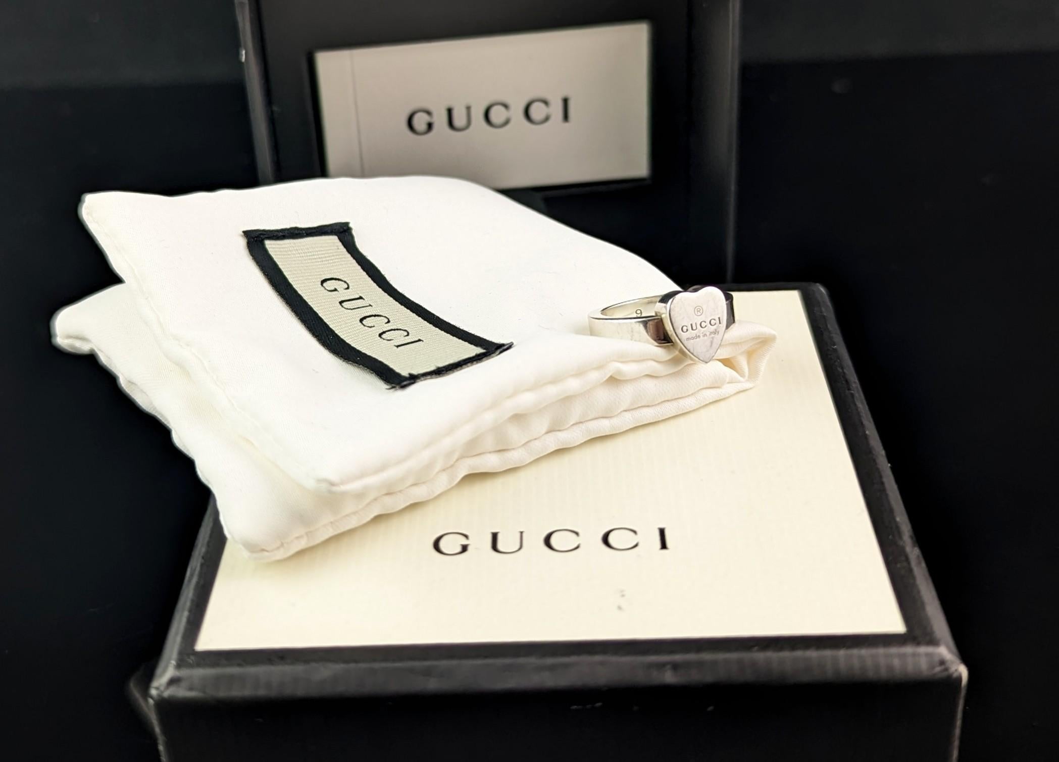 Anillo Gucci de plata de ley con la marca del corazón, en caja  Moderno en venta
