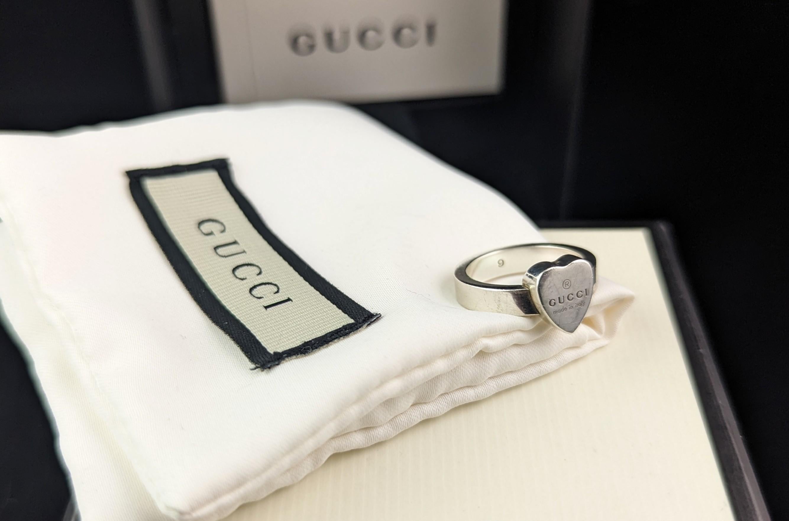 Modern Gucci sterling silver heart trademark ring, boxed  For Sale