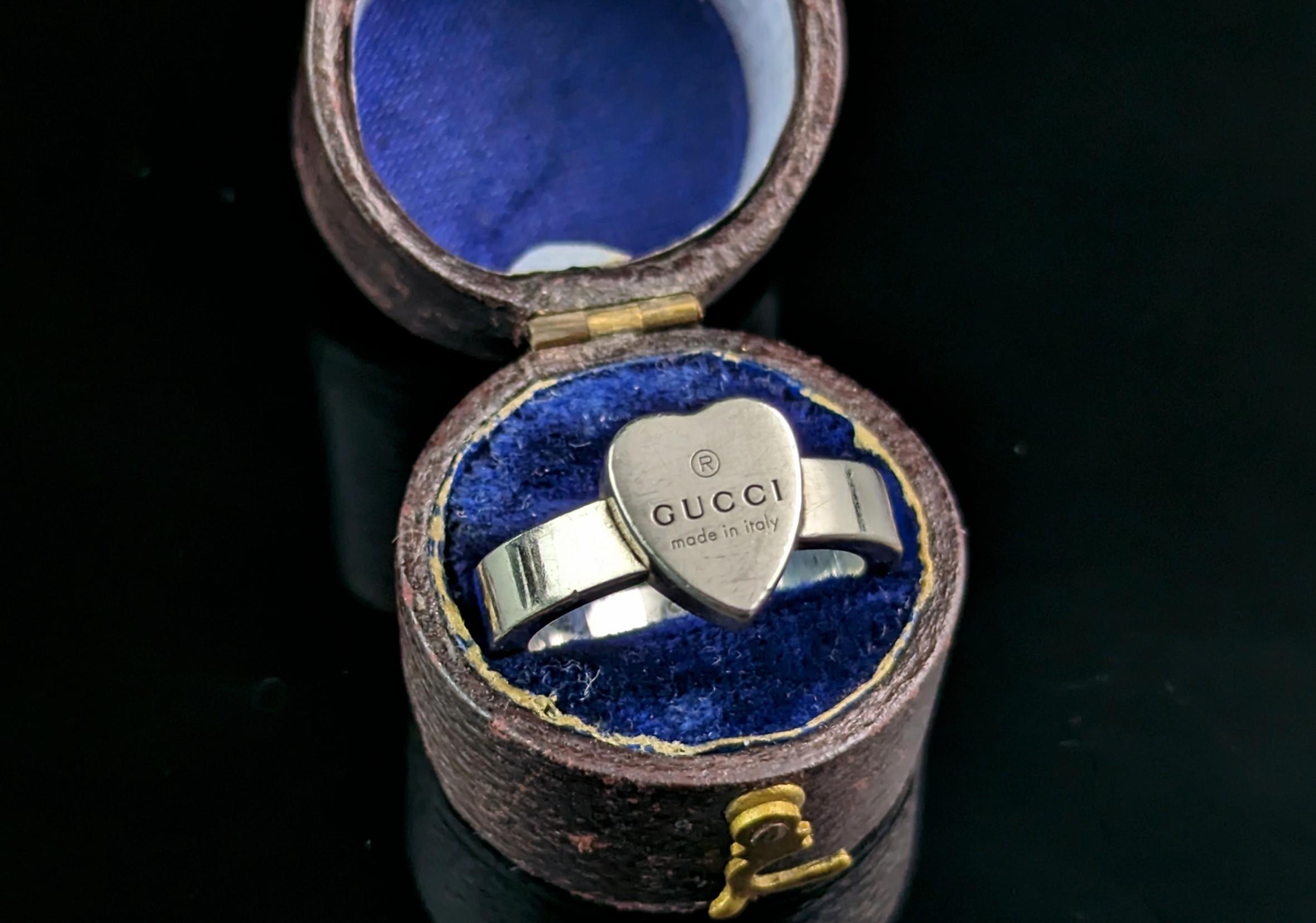Anillo Gucci de plata de ley con la marca del corazón, en caja  en venta 4