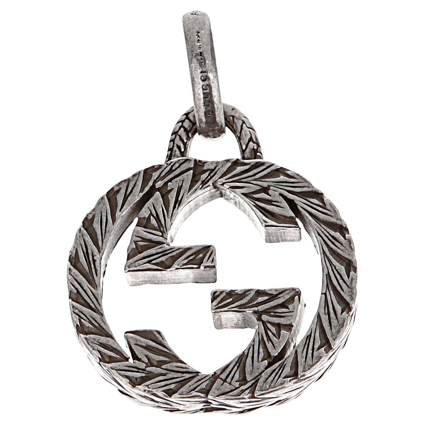 Gucci Sterling Silber Interlocking GG Anhänger mit Gravur im Angebot