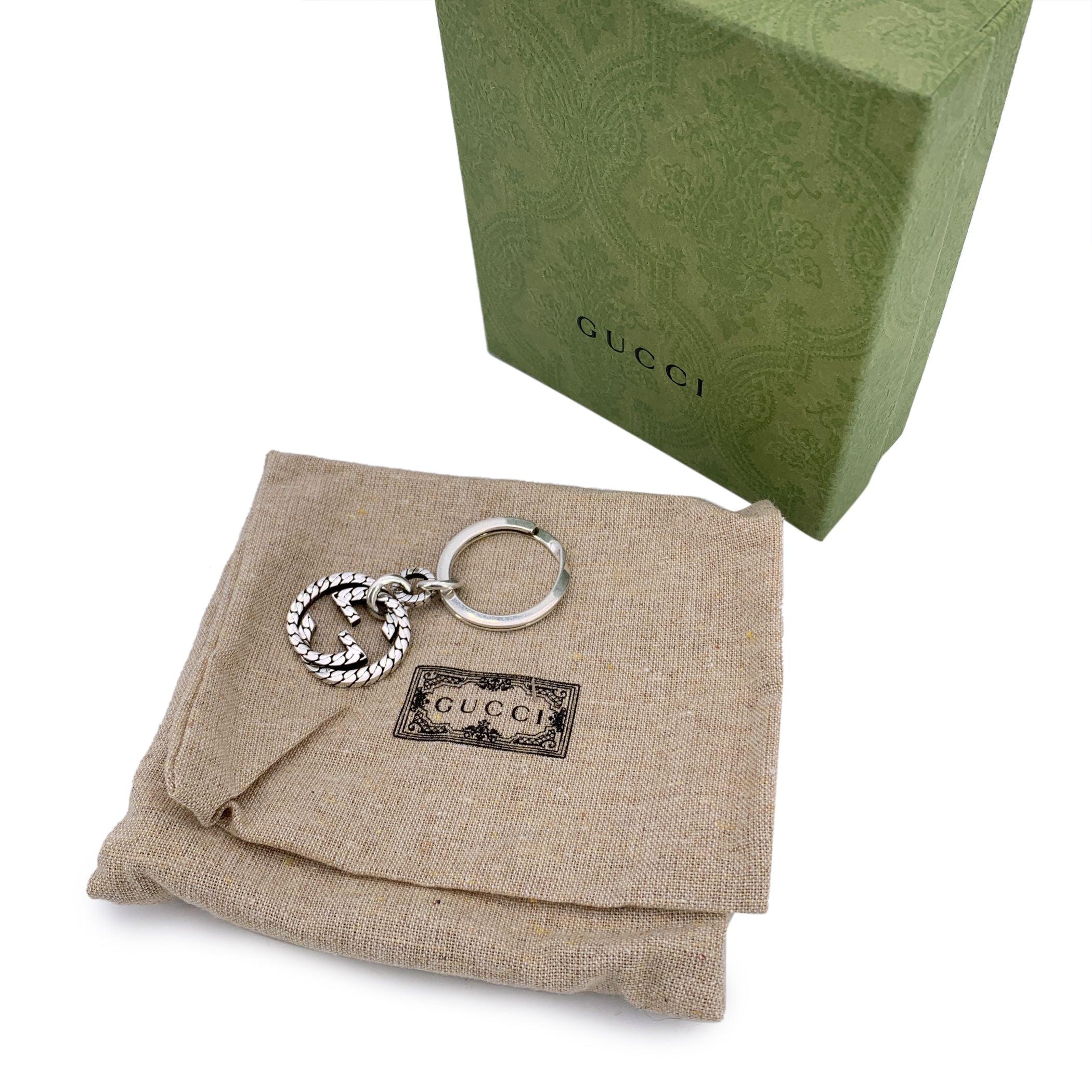 Verleihen Sie Ihren Alltagsutensilien einen Hauch von zeitloser Gucci Eleganz mit diesem umwerfenden Gucci Schlüsselanhänger. Dieses Accessoire mit dem kultigen GG Logo-Anhänger verbindet mühelos das reiche Erbe des Hauses mit modernem Stil. Das