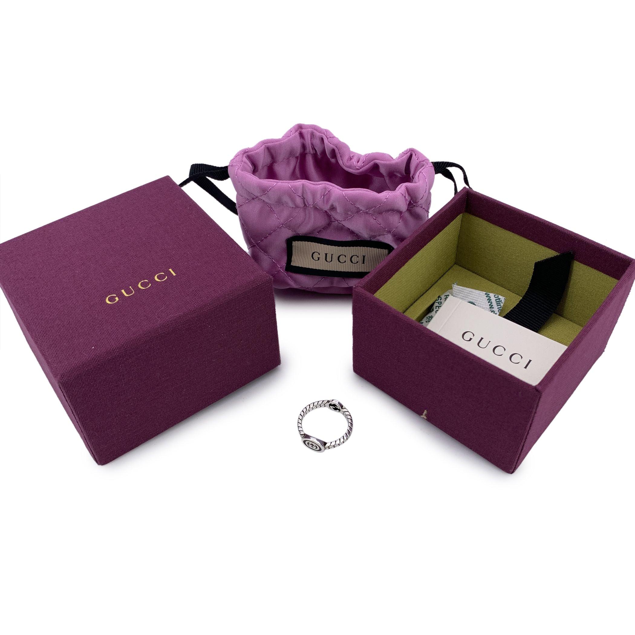 Dieser atemberaubende Gucci Interlocking GG Ring ist die perfekte Kombination aus Vintage-Appeal und moderner Handwerkskunst. Inspiriert von den Retro-Kettenhalsbändern vergangener Epochen, interpretiert dieses Stück ein klassisches Design neu und