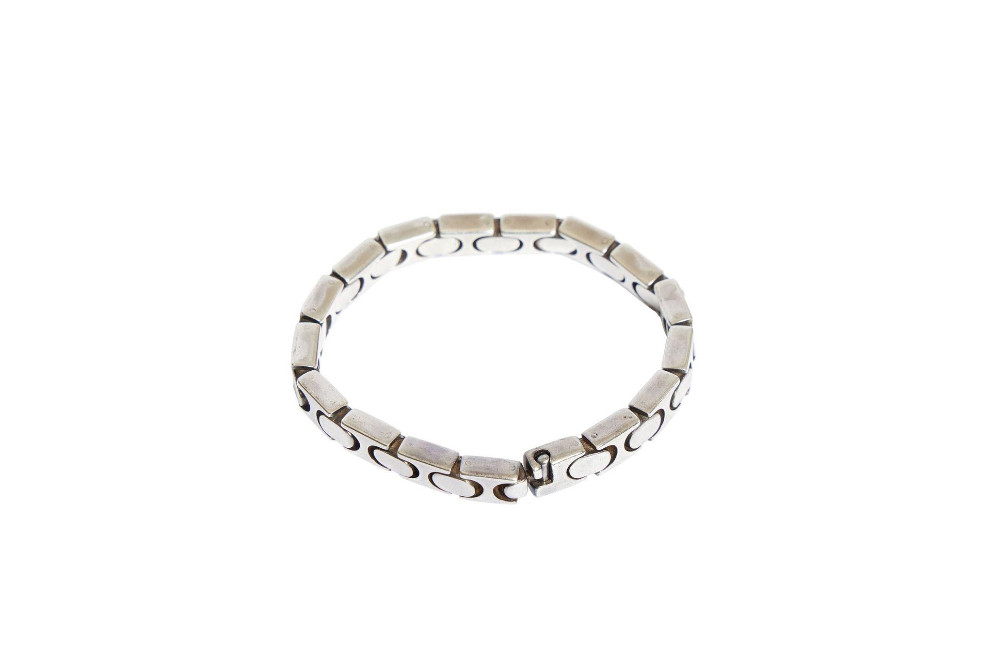 Gucci sterling silver chain link bracelet. Comes with velvet pouch. 