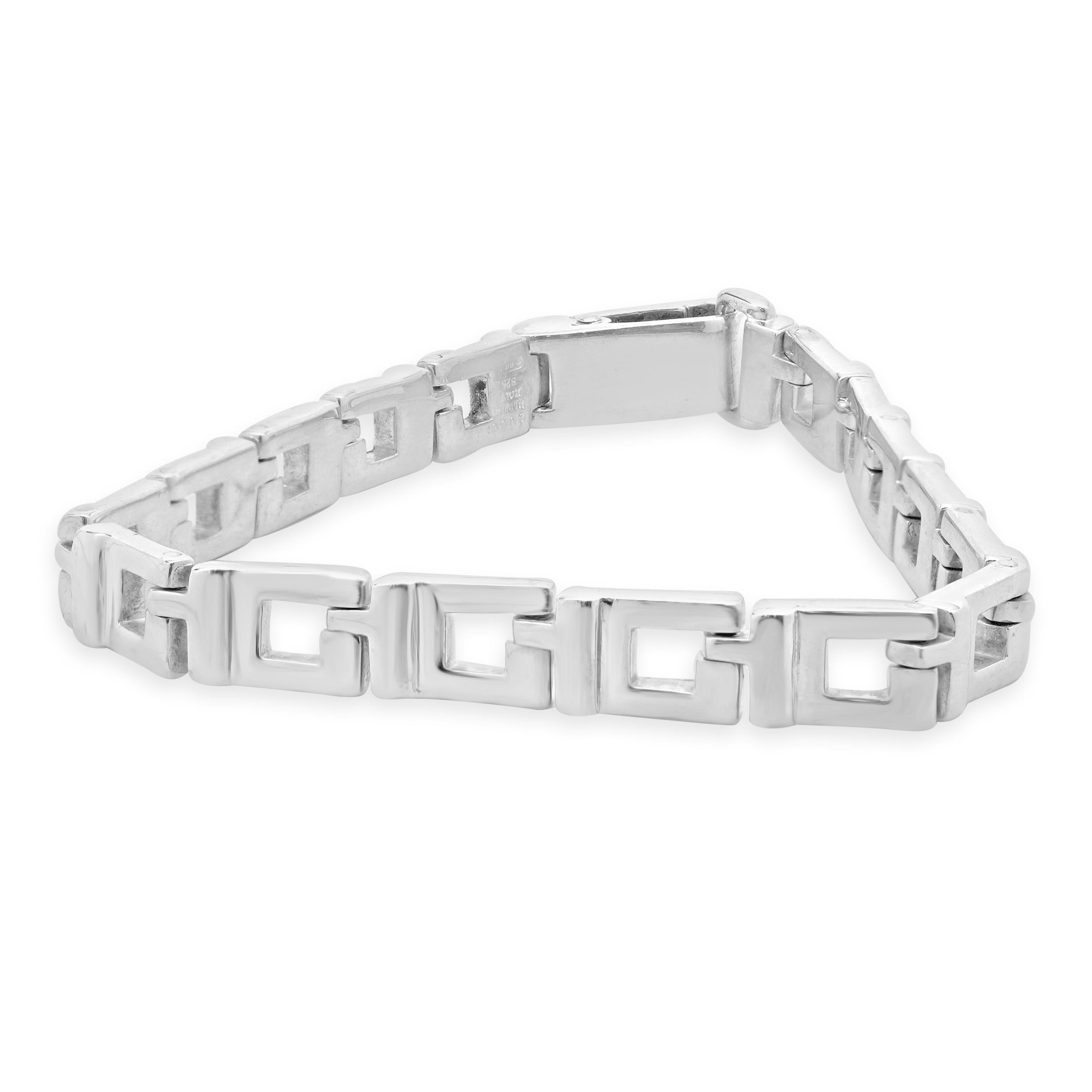 Designer: Gucci
MATERIAL: Sterlingsilber
Abmessungen: Armband misst 7.25-Zoll
Gewicht: 24,30 Gramm
