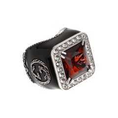 Gucci Anello Cocktail in argento con cristalli rossi e smalto nero
