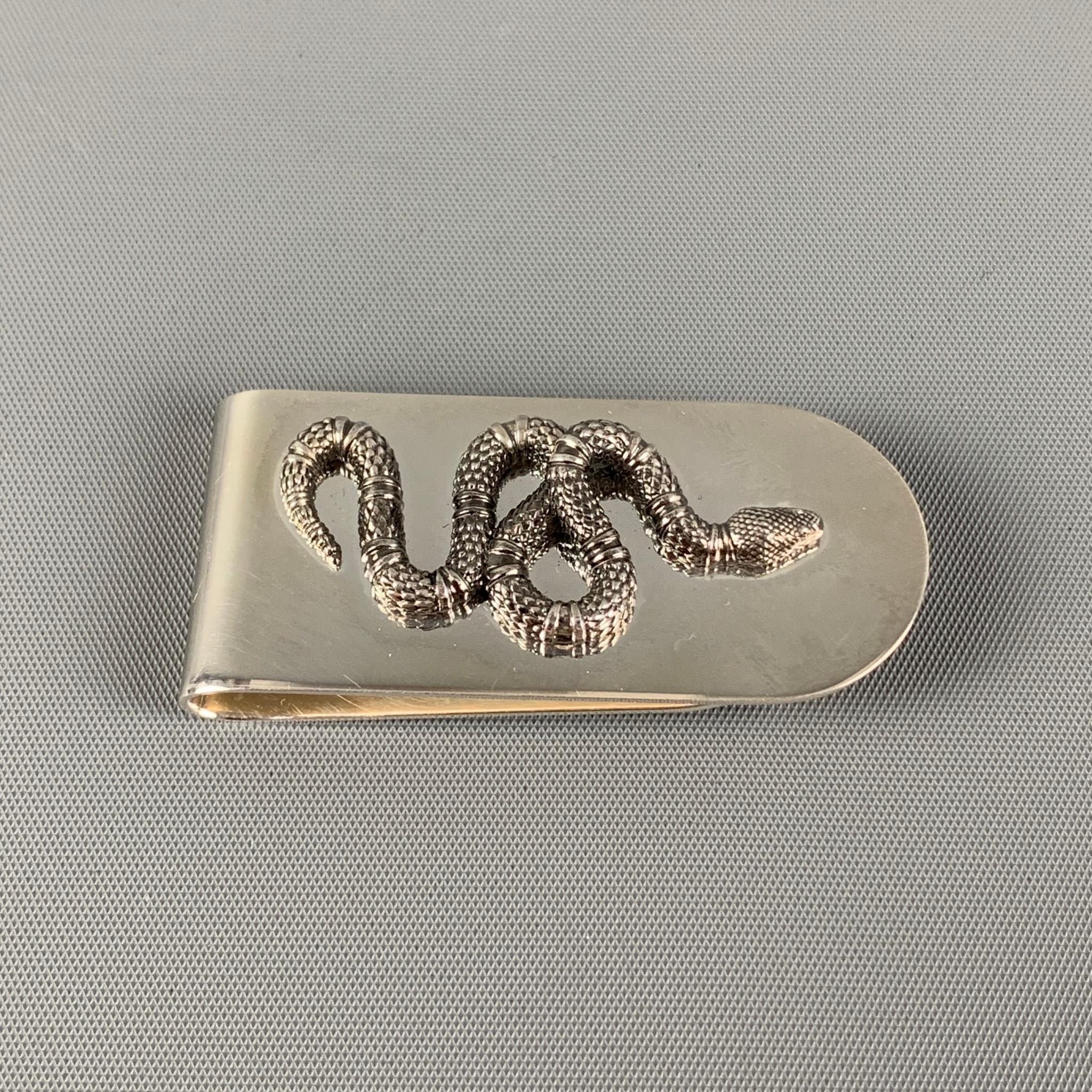 GUCCI money clip comes in a sterling silver featuring a snake motif. Made in Italy. 

New with box.
Marked: 925
Original Retail Price: $350.00

Measurements:
5.5 cm. x 2.5 cm.