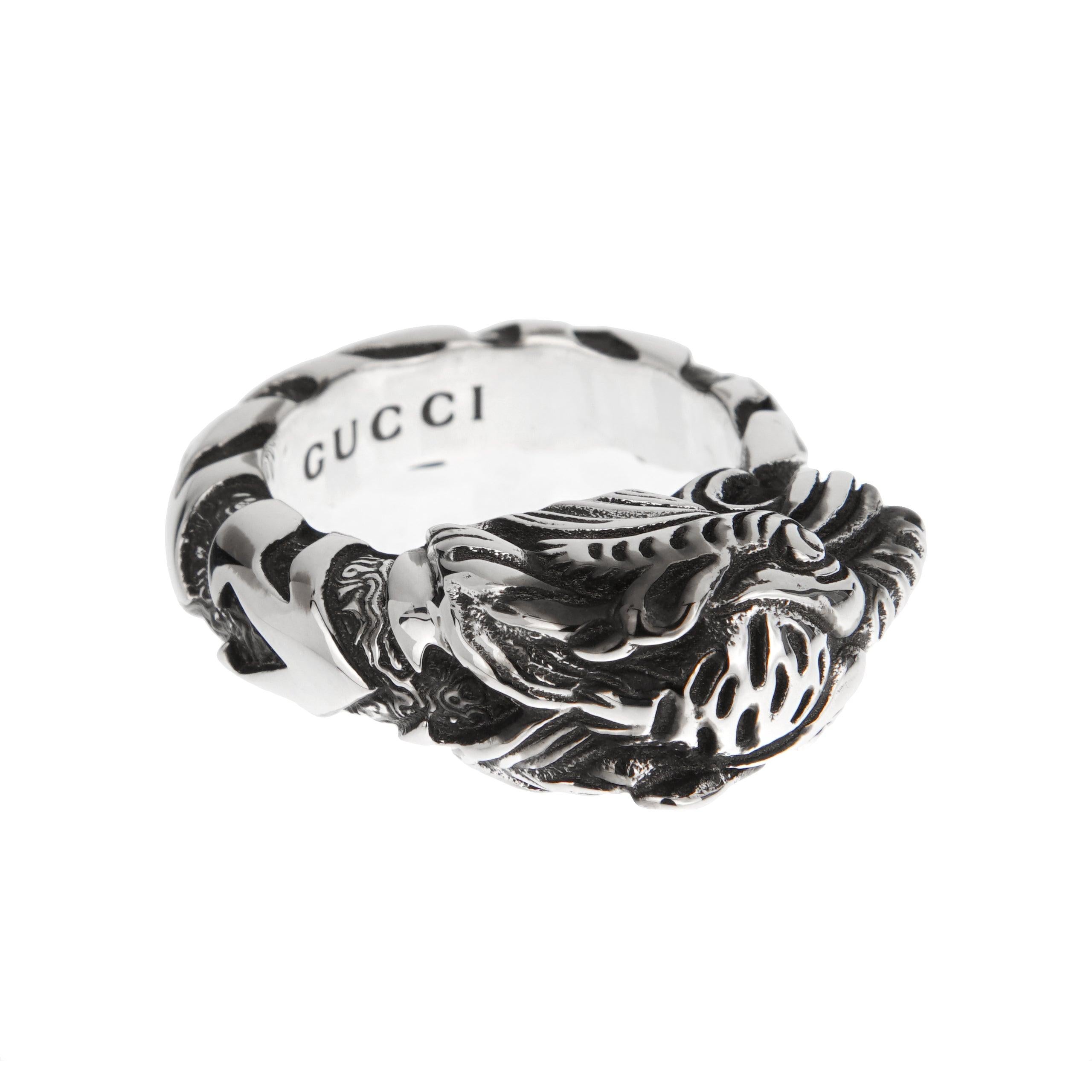 Ti presentiamo l'anello a forma di testa di tigre in argento Sterling di Gucci, un audace emblema di potere e individualità dell'iconica casa di moda. Questo pezzo sorprendente esemplifica la maestria artigianale di Gucci, rendendolo un'aggiunta