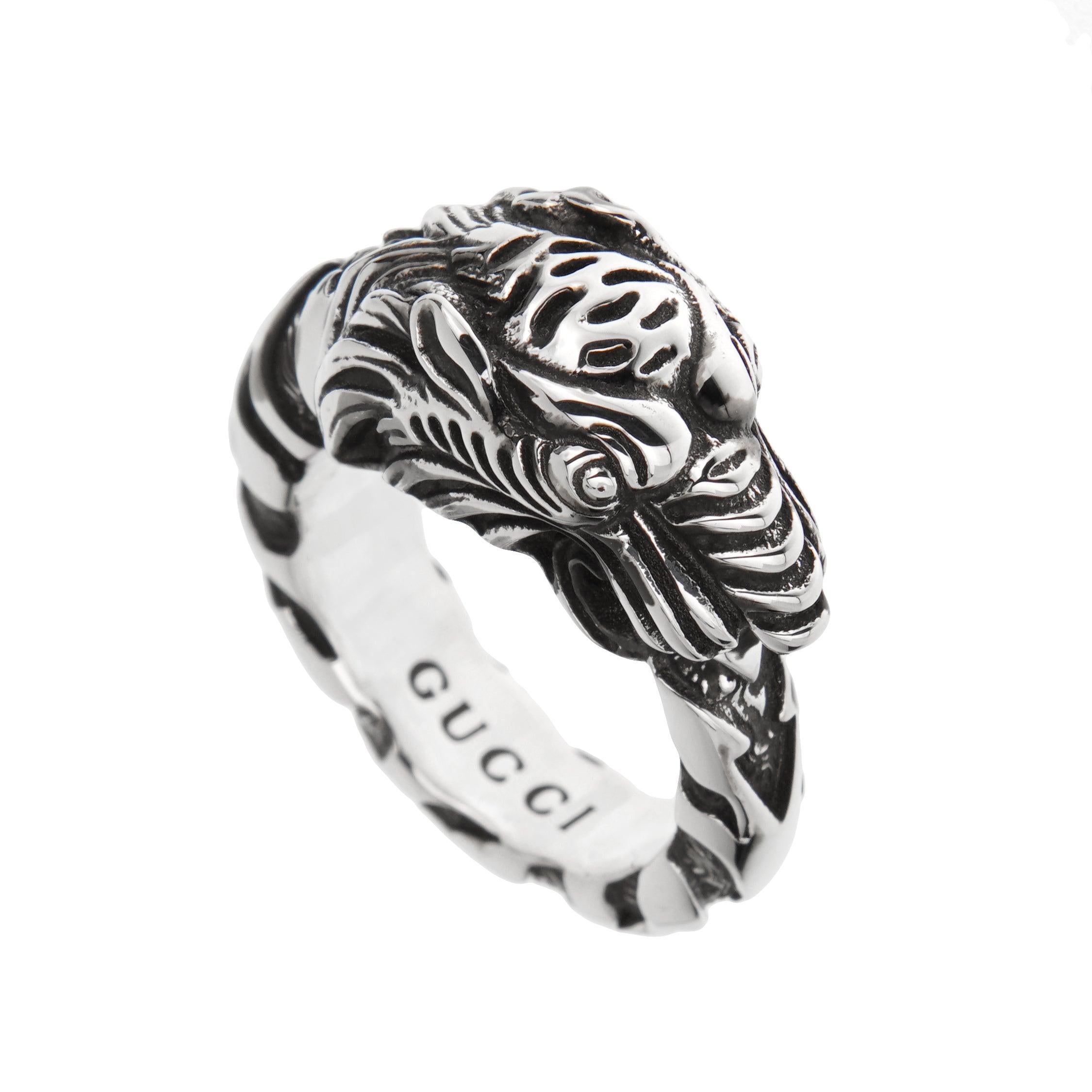 Entdecken Sie die wilde Eleganz dieses Gucci Ringes aus Sterlingsilber mit Tigerkopf, ein Zeugnis italienischer Kunstfertigkeit und kühnen Designs. Dieser aus gealtertem 925er Sterlingsilber gefertigte Ring verkörpert mit seinem kunstvoll