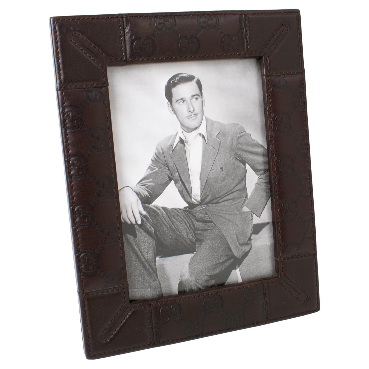 Lo stilista italiano Gucci ha creato questa cornice di lusso in pelle per la sua Interior Collection. Il pezzo è stato realizzato in Italia nel 1990 circa. Il pezzo vanta l'eleganza senza tempo della pelle cioccolato a grana fine con il logo 