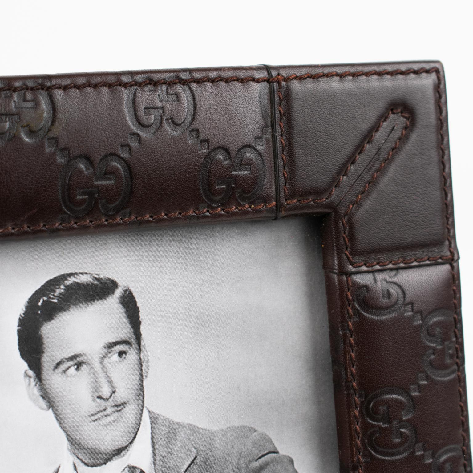 Fine XX secolo Cornice per foto in pelle di cioccolato Stitch by Stitch di Gucci, circa 1990 in vendita
