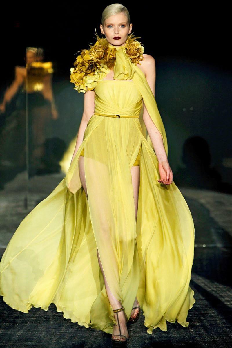 Gucci S/S 2011 Runway Strapless Gown, Flower Applique Wrap and Hot Pants For Sale 13