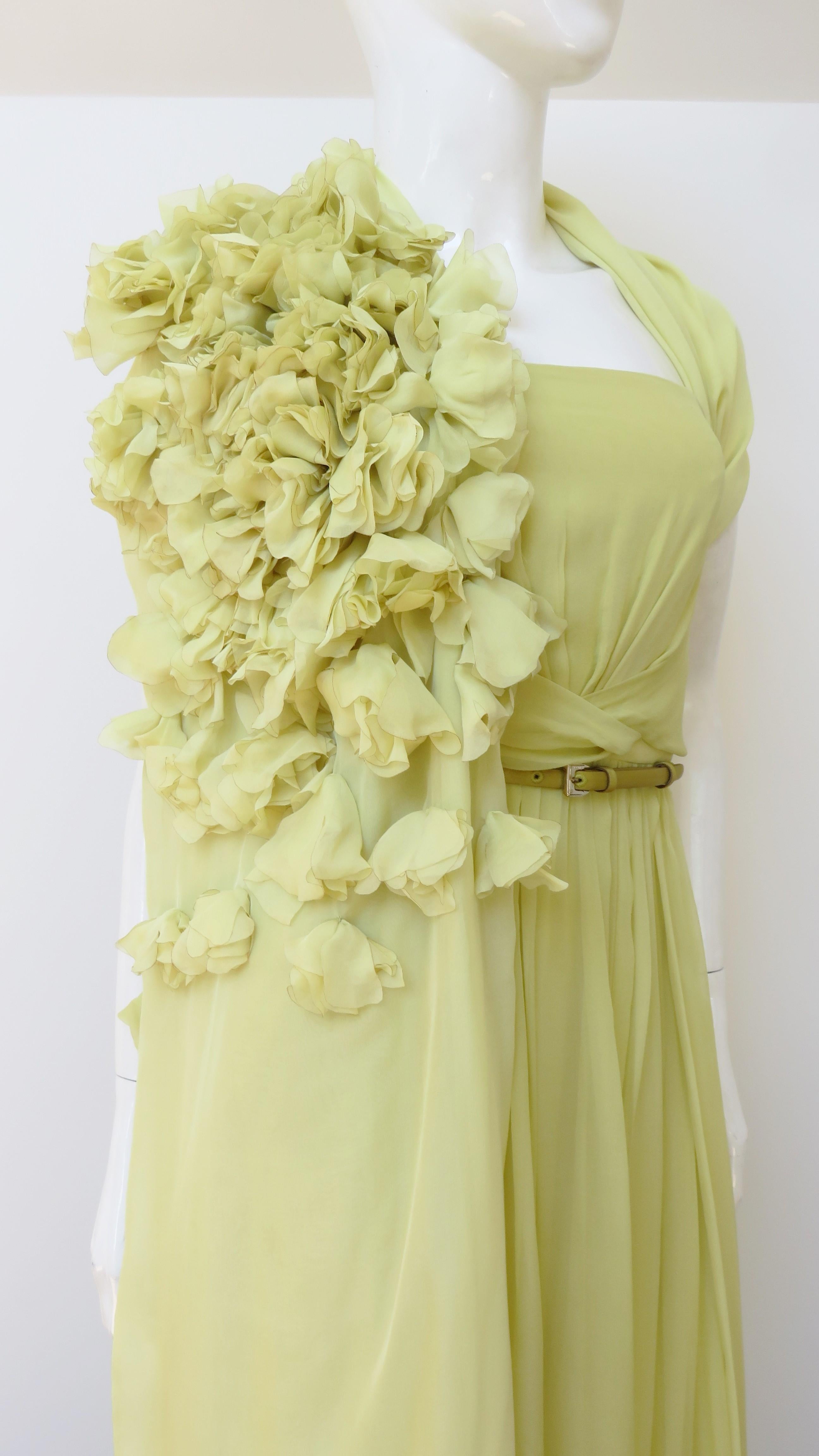 Gucci S/S 2011 Runway Strapless Gown, Flower Applique Wrap and Hot Pants For Sale 2