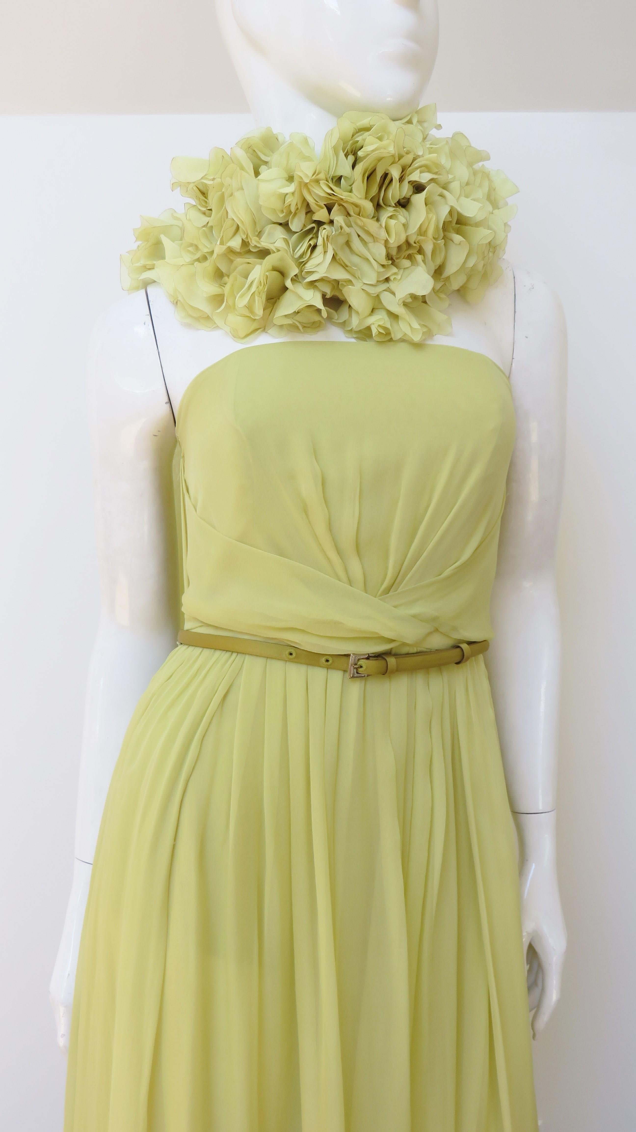 Gucci S/S 2011 Runway Strapless Gown, Flower Applique Wrap and Hot Pants For Sale 4