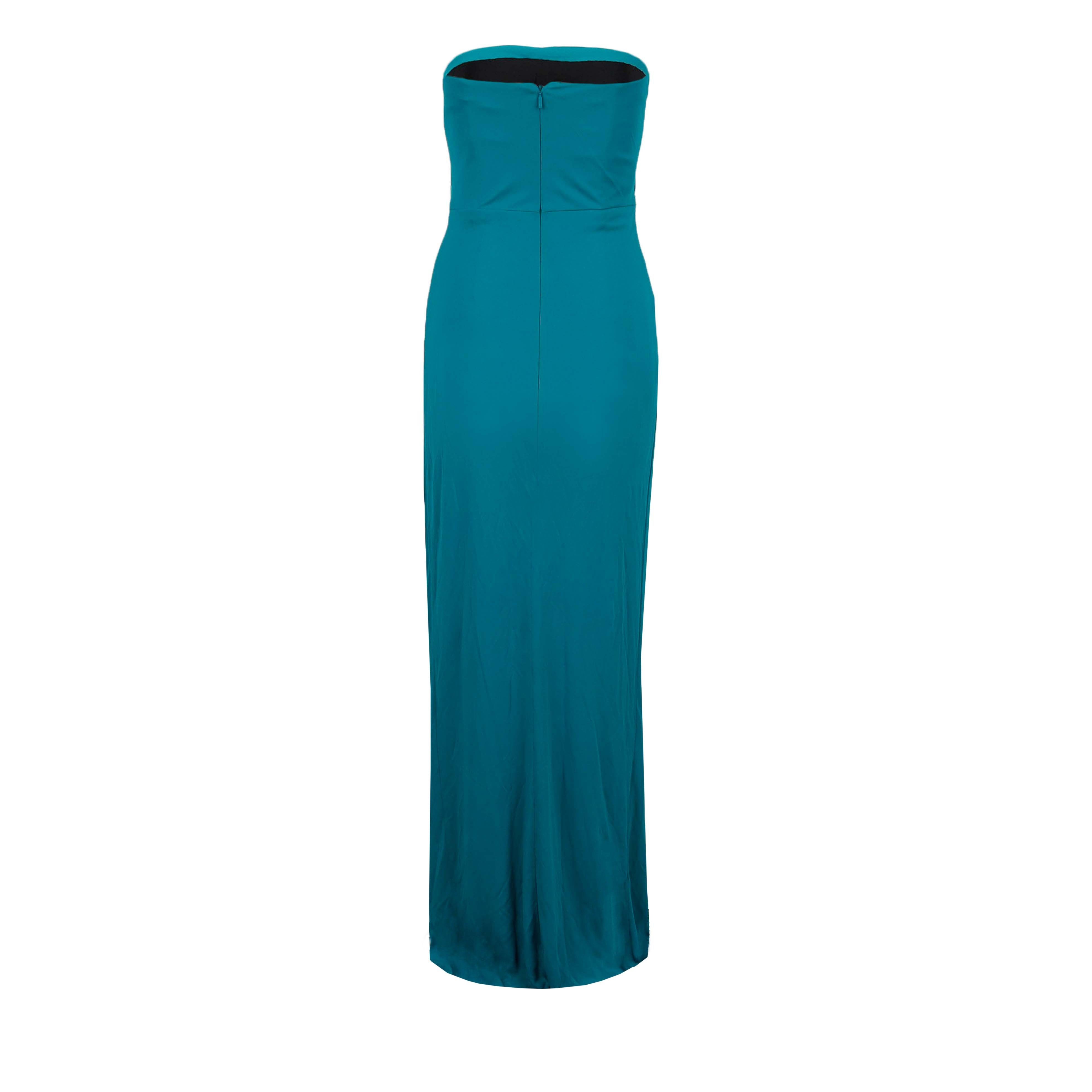 L'abito lungo senza spalline Gucci color turchese è un capo elegante con un'esclusiva cintura a strappo. L'abito può essere stretto con la cerniera sul retro e presenta un corsetto interno per accentuare la silhouette.
 
