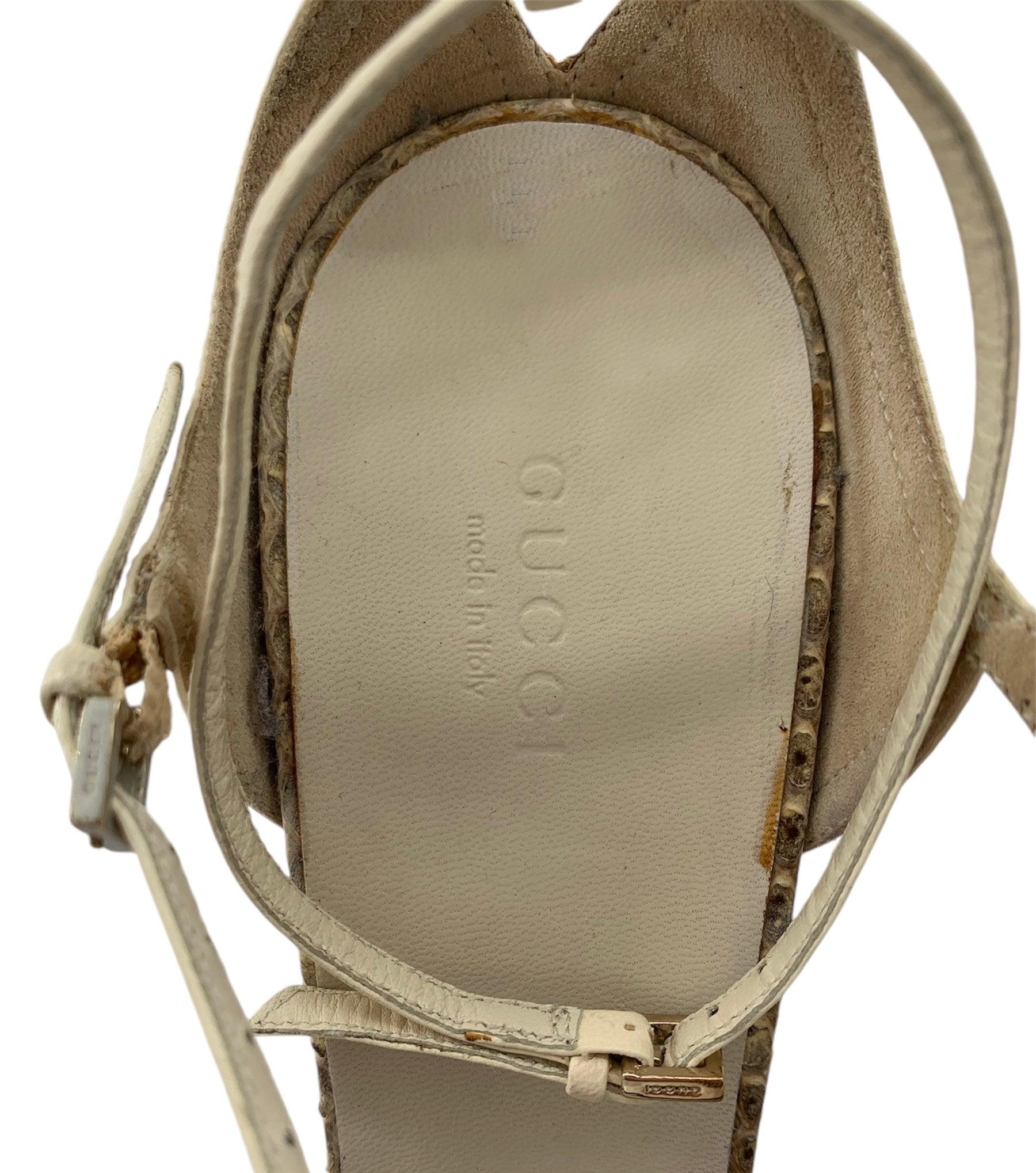 Sandali Gucci con cinturini incrociati in pelle e dettagli in pelle di serpente. I cinturini in pelle traforata color guscio d'uovo cullano la parte superiore del piede. Due chiusure a fibbia. Bellissimi dettagli in scala. In una rara taglia 9B!