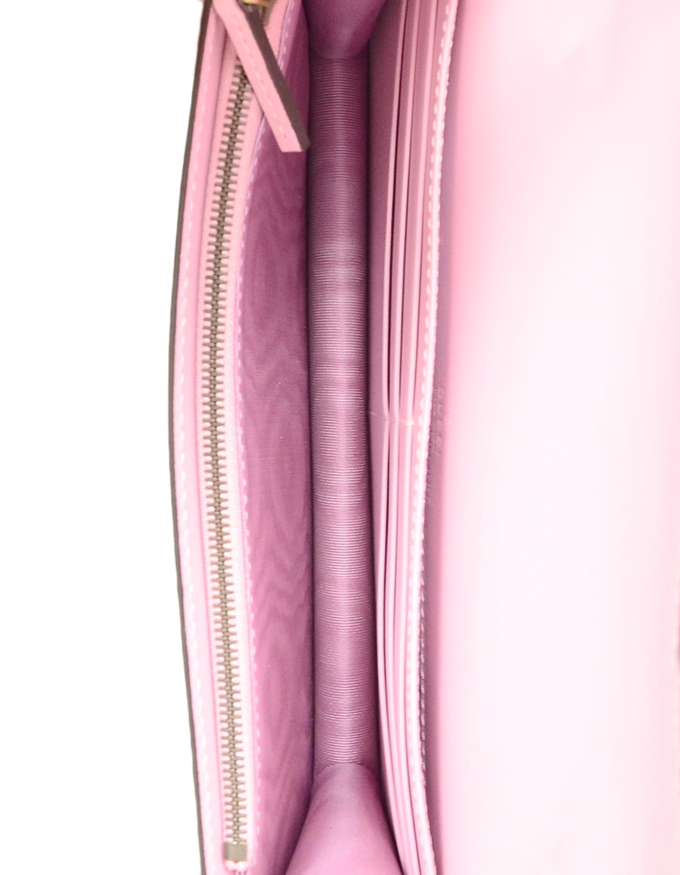 Gucci - Portefeuille Supreme GG imprimé fraise sur chaîne, sac à bandoulière Excellent état à New York, NY